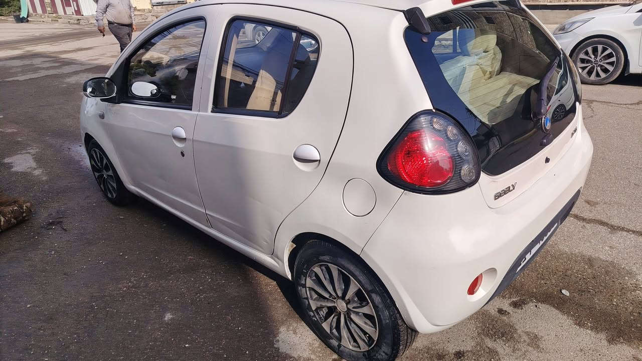 السلام عليكم ورحمه الله وبركاته
جيلي باندا  مديل ٢٠١٣ 
كير اوتماتيك نضيفه جدا
ماشيه ٥٧ الف
كير محرك مكفول
سنتر لوك شاشه
كهربائيات حداديه مضبوطه
رقم انكليزي بأسمي
السعر ٥٠ وبيها مجال لشراي
العنوان الغدير
للاستفسار ع رقم
***********
