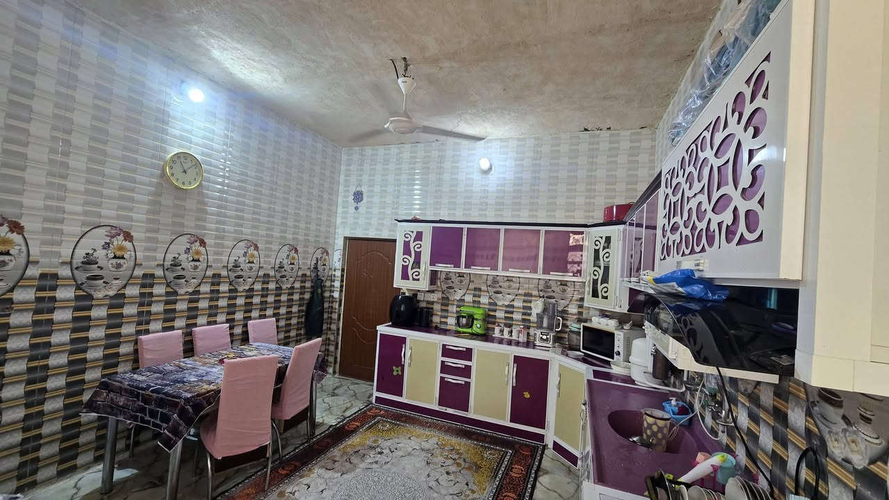 السلام عليكم دار للبيع المساحه 200متر في منطقة 95 حي الامير 
يحتوي البيت على 3غرف نوم وصاله واستقبال ومطبخ مع توفر كافة الخدمات ماء كهرباء وتبليط بالباب الاستفسار 
***********
