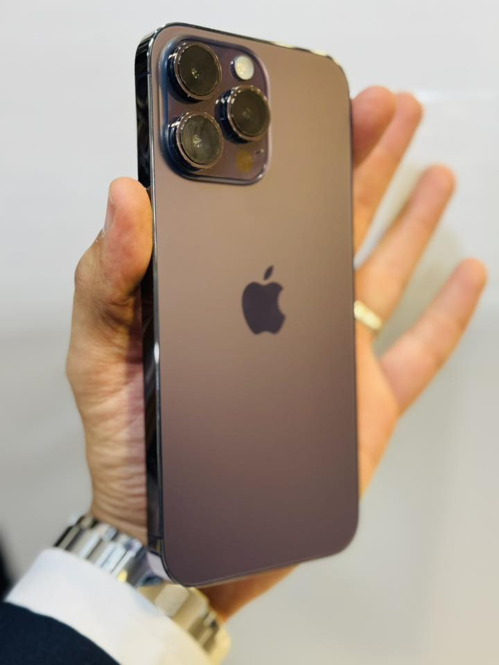 ايفون 14 برور ماكس اصلي اول منزل مشترينه لامفتوح ولا مصلح ولا مبدل بي اي شي على وضع الشركه ولابي زلغ لون بنفسجي ذاكره 256 نموذج m بطاريته 80 حته كارتونه وياه شريحه وحده بدون كيبل ولاشاحن 
السعر 900 مكاني البصره الخليليه
***********
