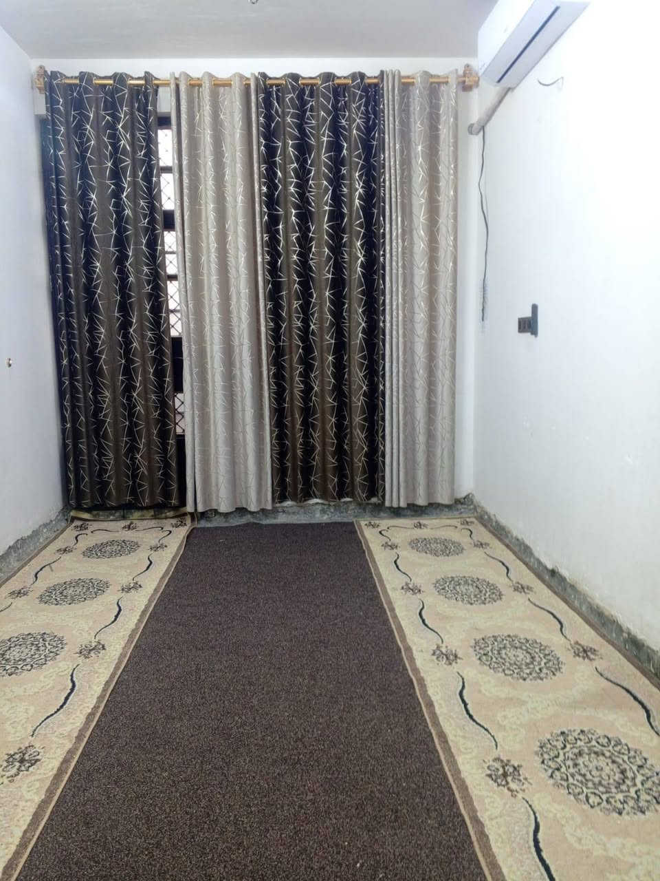 السلام عليكم دار للبيع 100 متر بغداد الكمالية بستان علي كمال عل شارع اول شارع تقاطع مرطبات  ***********
