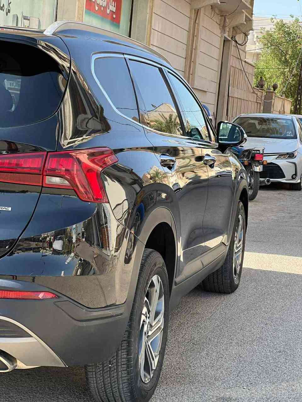 سلام عليكم
سنتافي موديل 2023  وارد امريكي السياره فول مواصفات
عده الفتحة مرقم مثنى بأسمي 
تبديل جاملغ وتصليح ربع البنيد بدون دواخل
كشن كهرباء الامامية
صندوك كهرباء 
كشنات حضن 
2500 محرك  4 سلندر 
تشغيل عن بعد
لد امامي LED
رادار امامي خلفي جانبي 
أنظمة قيادة 4 
‏comfort
‏sport
‏smart
‏snow
-- اطفاء ذاتي
اوتو هولد
مانع انزلاق
كير بيانو
تبريد منفصل 
تبريد قطعتين
فول تحكم استيرن جهتين
شاشة تدعم كار بلي  مع كامرا خلفية دوارة
مانع انحدار 
مانع تصادم امامي خلفي 
تحديد مسار قيادة آليه 
شفتات استيرن 
شاشة اعطال 
لدات امامي نهاري

منافذ شحن امامي خلفي 
وباقي المواصفات معروفة 
السعر على الرقم ***********
