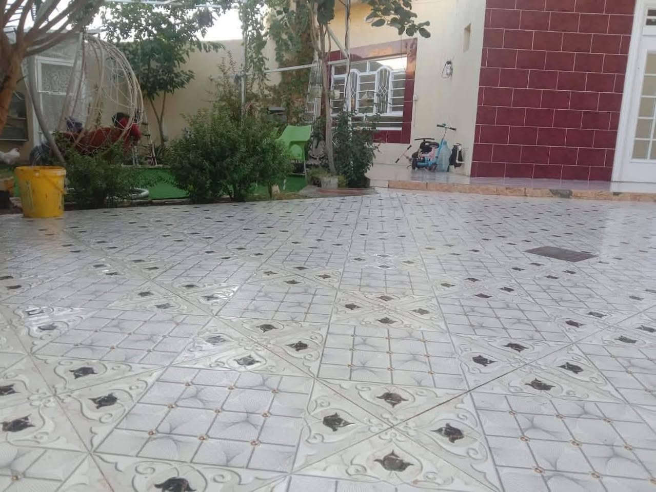 السلام عليكم بيت للبيع ٣٠٠م طابو طابقين البيت يتكون من استقبال ومطبخ حار وبارد مع كاونتر واستقبال جبير وهول داخلي والصاله مع مجمع درج ومغاسل وغرفة نوم وقاط ثاني نفس الجوه بس مابي مطبخ بس غرف نوم مع نظام دكتات مع حديقه جبيره العنوان خانقين خلف الملعب قرب المدارس للاستفسار الاتصال على الرقم ***********

