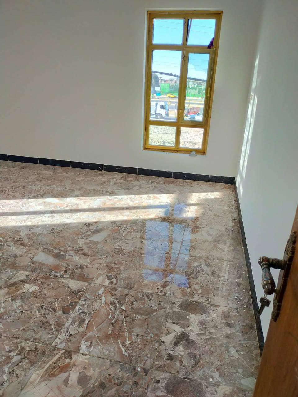 شقه اللايجار طابق ثاني شارع ١٠٠ مجاور مجمع ام عمار للجمله حي الزيتون مقابل مطعم هيوا الشقة ركن على الشارع غرفتين وصاله ومنافع للاستفسار الاتصال على الرقم ‏‪***********‬‏
