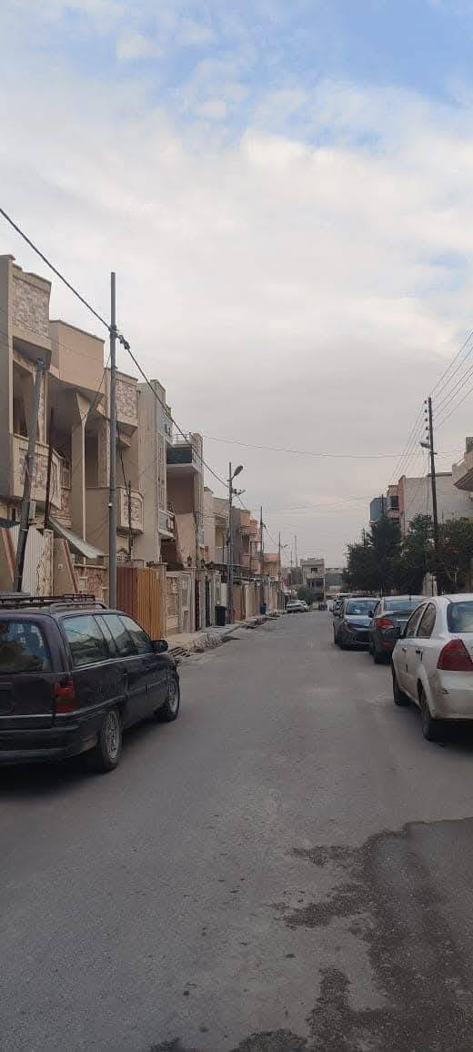 دارللبيع 🏠 

الموقع 📍 حي الصديق الثانية خلف جامع الطيار 🕌

المساحة 110 متر ❇️ واجهة 5 ونص.           العمق 20 ✳️ 

شارع تبليط 🛣️

بناء سنة 2014 نظيف صالح للسكن ✔️ 

طابق ونصف ✨        السعر المطلوب للدار هو 150 مليون قابل للتفاوض 👉 

طابق الارضي مكون من /غرفة نوم /هول /مفتوح على الاستقبال /مطبخ /صحيات /كراج 

طابق الثاني مكون من/ غرفتين نوم/ صحيات/وسطح ناصي/

الارضيات كاشي الجدران سيراميك سقوف ثانوية كما هو موضح بل الصور 📸 

للاستفسار أكثر عن العقار الاتصال على الارقام التالية 👇 

***********📱***********📱

عنوان المكتب 📌 حي الصديق بعد مرطبات البحرين سائدين الصديق الرئيسية مقابل مدرسة تبارك الاهلية 👍@

