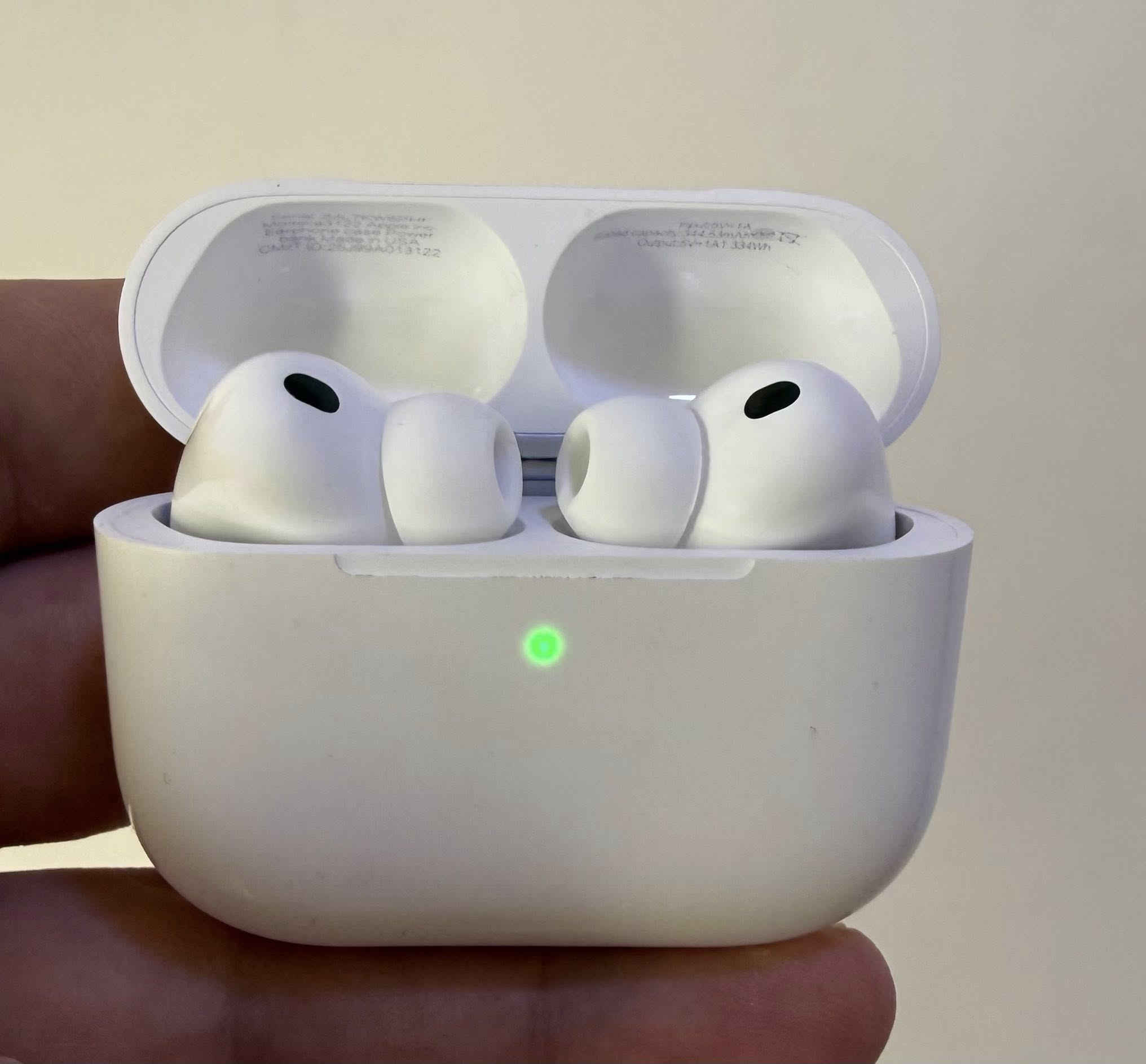 شباب Air pods pro 3 (الجيل سابع )
باله أمريكيه ( اصلية ) مستعمل بس نظافتها 95% 
ممفتوح ولا مصلح بلادي ، #صوت_قوي #عزل رهيب #تدعم خاصية #ترجمة #قياس #نبضات #القلب . وياه حافظة مع كيبل كتان قطني الأصلي هدية ، بيع مستعجل بدون ربح بسبب وصول حاويه جديدة السعر 30 الف 
واتس اب ***********
