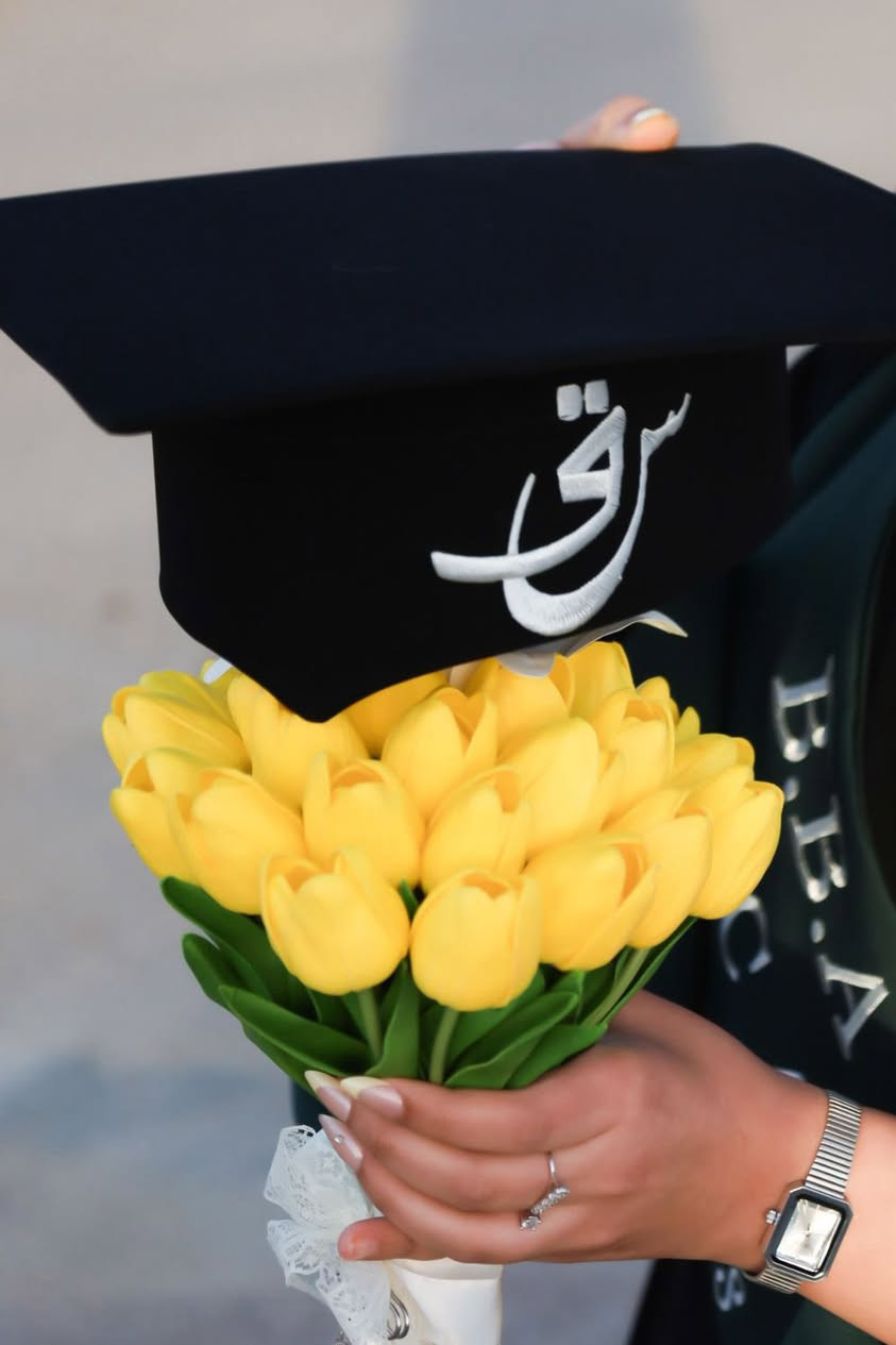 � لحظات التخرج ما تتكرر…
وفرحة الإنجاز تستاهل تنحفظ بأجمل صورة.

من جلسات التخرج بعدسة لوكس ستوديو 📸
نخلي ذكرى تخرجكم تبقى أجمل ذكرى.

الحجز مفتوح لجلسات التخرج
📩 للحجز والمعلومات راسلونا خاص هـ / ***********
