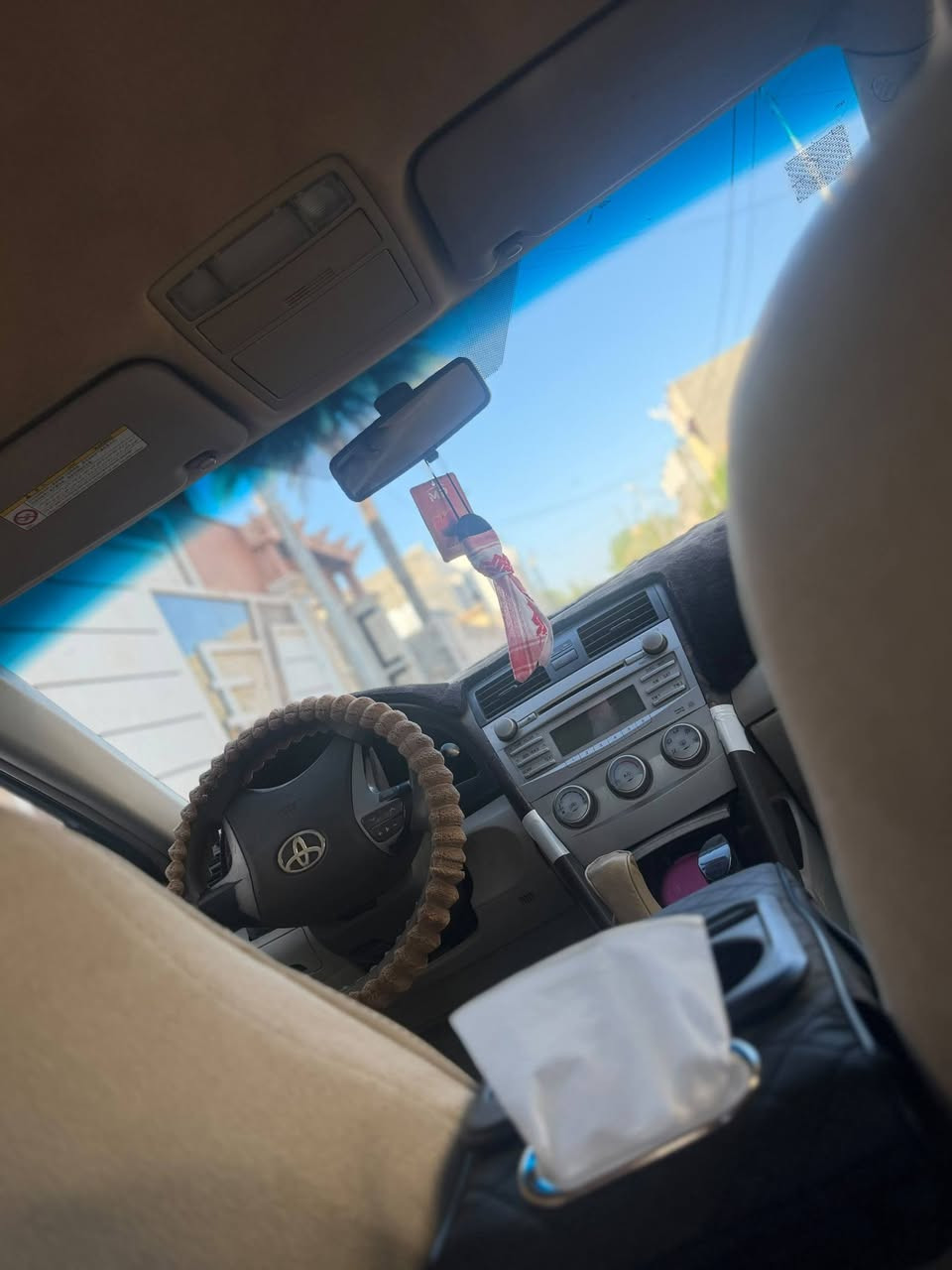 السلام عليكم سيارة كاميري موديل ٢٠٠٩ مكفوله من الصبغ والضربة الكير مكفول مكينه ٤سلندر مقاعد نصف جلد نوافذ كهربائيه مقاعد كهربائيه تدفئه تبريد شغال رقم انبار مشؤوع وطني وارد امريكي لايتات زنون تخم تاير جديد السعر ٨٩ ورقة وبيها مجال 
مكان السيارة الفلوجة 
للتواصل 
***********ز
