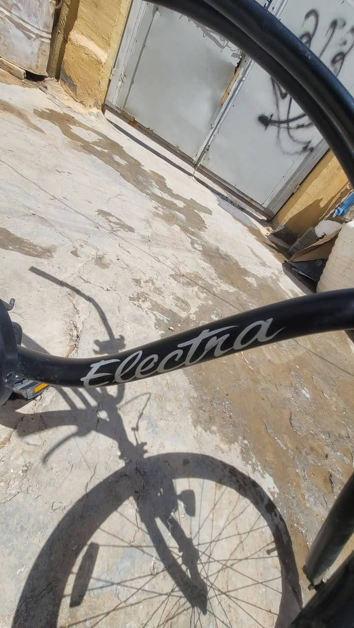 السلام عليكم 
بايسكل نوع ELECTRA Cruiser امريكي بالة اصلي حجم 26 عليه ختومات حفر من الشركة نظافة مثل ماموضح كدامكم بالصور 90% تايرات وجوابه جديد مجرد سويتله تعديلات بسيطه ....البايسكل بي طابع كلاسيكي هجين (نادر جداً) سعره 130الف 🔒...ابحثوا عليه وشوفوا اسعاره وراح ارفقلكم صورة بسعر الجديد👇
متواجد خاص
 او واتساب
***********
