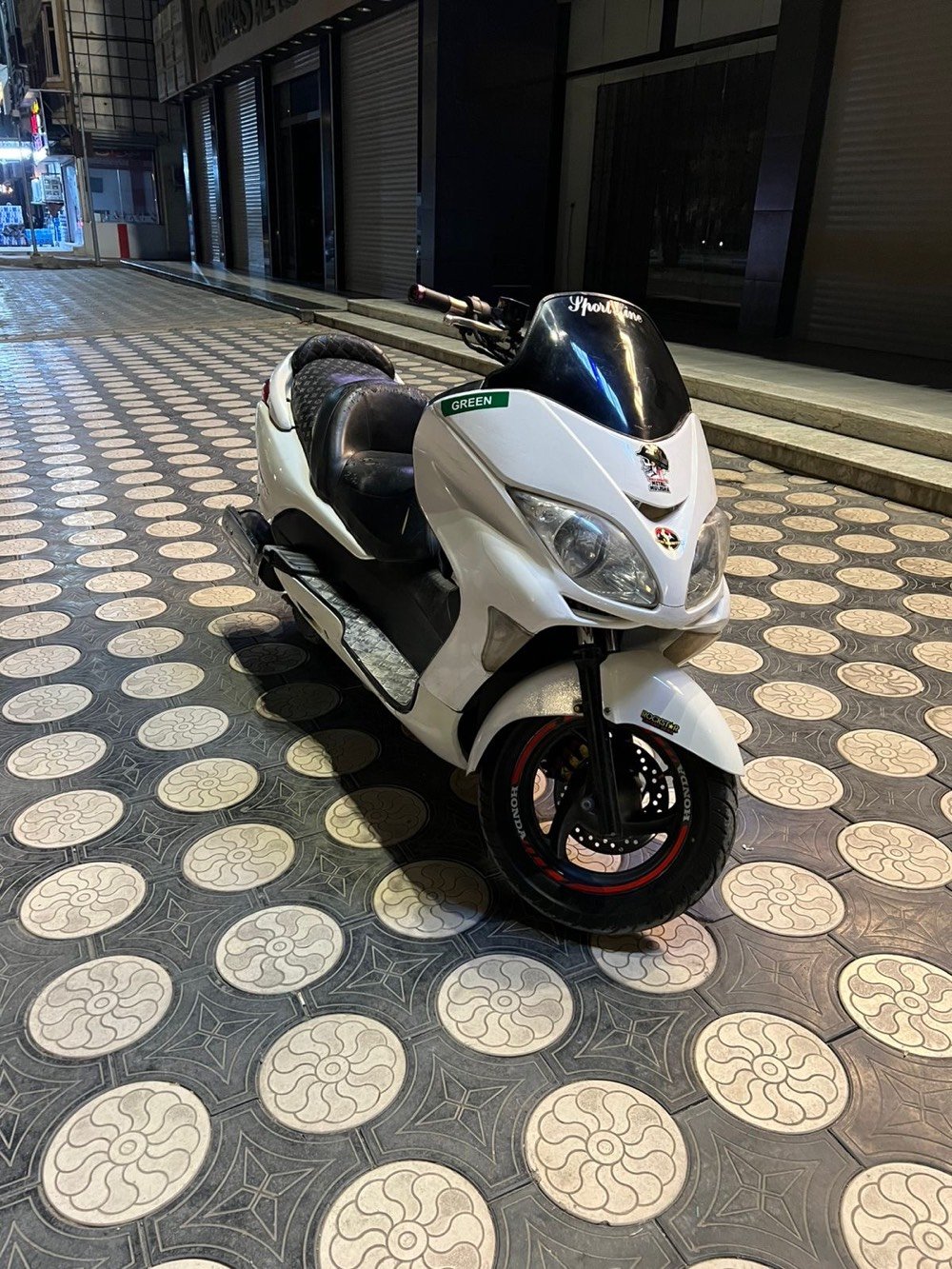 دراجة نارية سريعة وأنيقة بمحرك قوي وتصميم جذاب. لون الدراجة أبيض وتتمتع بحالة جيدة. مناسبة للسير في المدينة أو الطرق الطويلة. المستعملون السابقون أبدوا إعجابهم بأدائها وراحة القيادة بها. تحتوي على عدادات رقمية وحساسات دقيقة لتمكين القيادة بأمان.