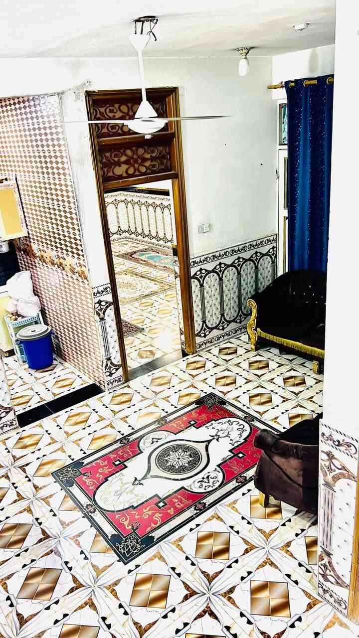 بيت للبيع حواس شارع حي العباس مساحه 150م قرب المولده الاولى طابقين يتكون من غرفتين نوم وصاله واستقبال ومطبخ وطرمه ***********
