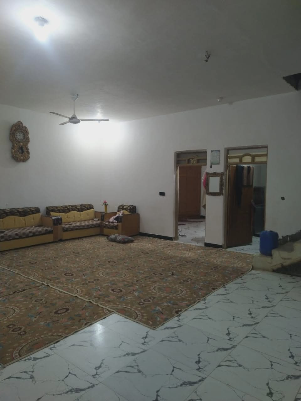 السلام عليكم بيت للبيع 160م صب بي غرفه وصاله وديوانيه ومطبخ وصحيات بس الطارمه ما كامله السراميك مالته موجود 50 وبي مجال  ***********
