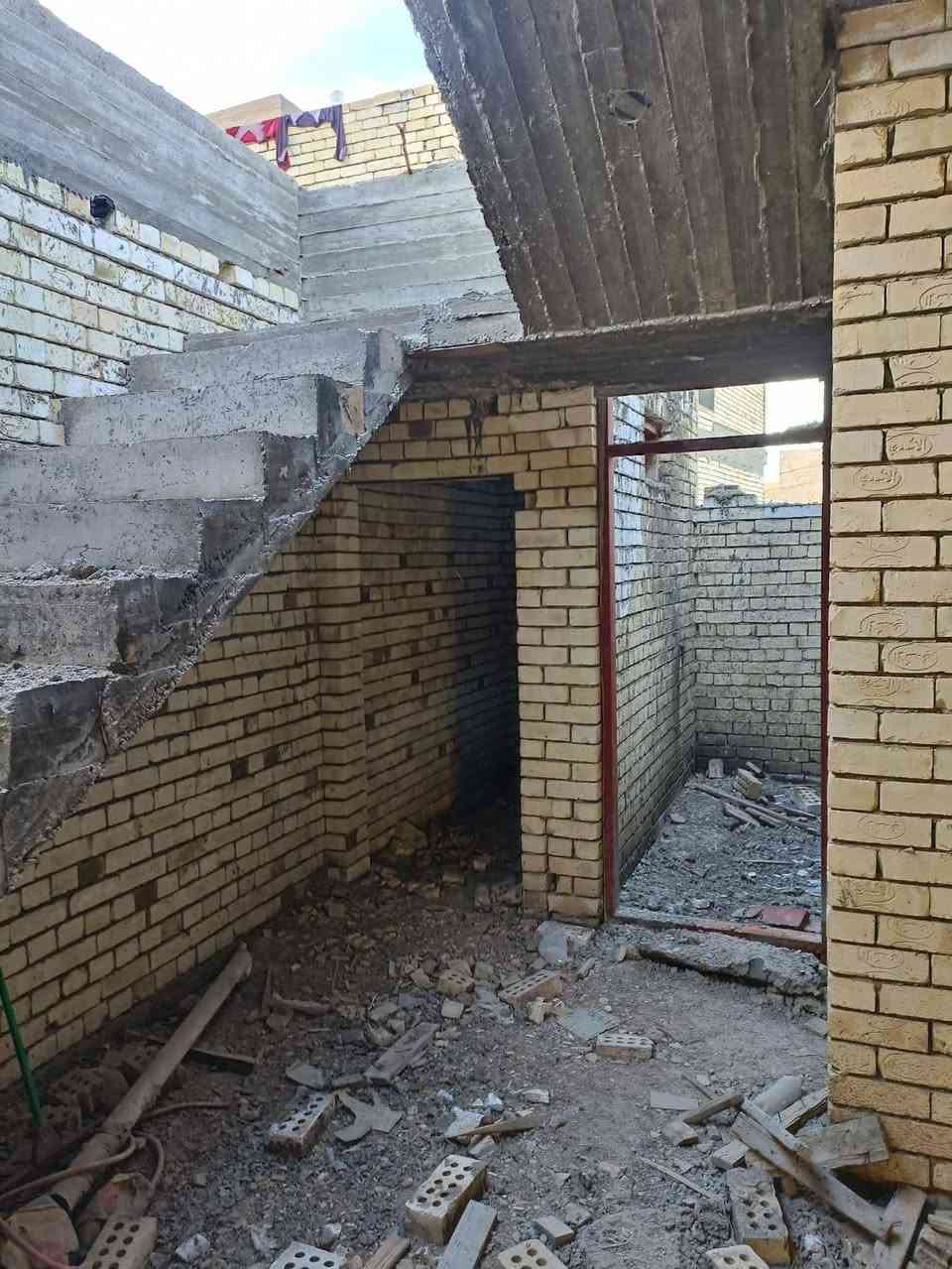 بيت هيكل منطقه الؤدي مقابيل مدرسه الغزالي مساحه 105 واجهيه 7 ونص ونزال 15 بناء درجه أولى طابق واحد السعر 85وبي مجال ***********
