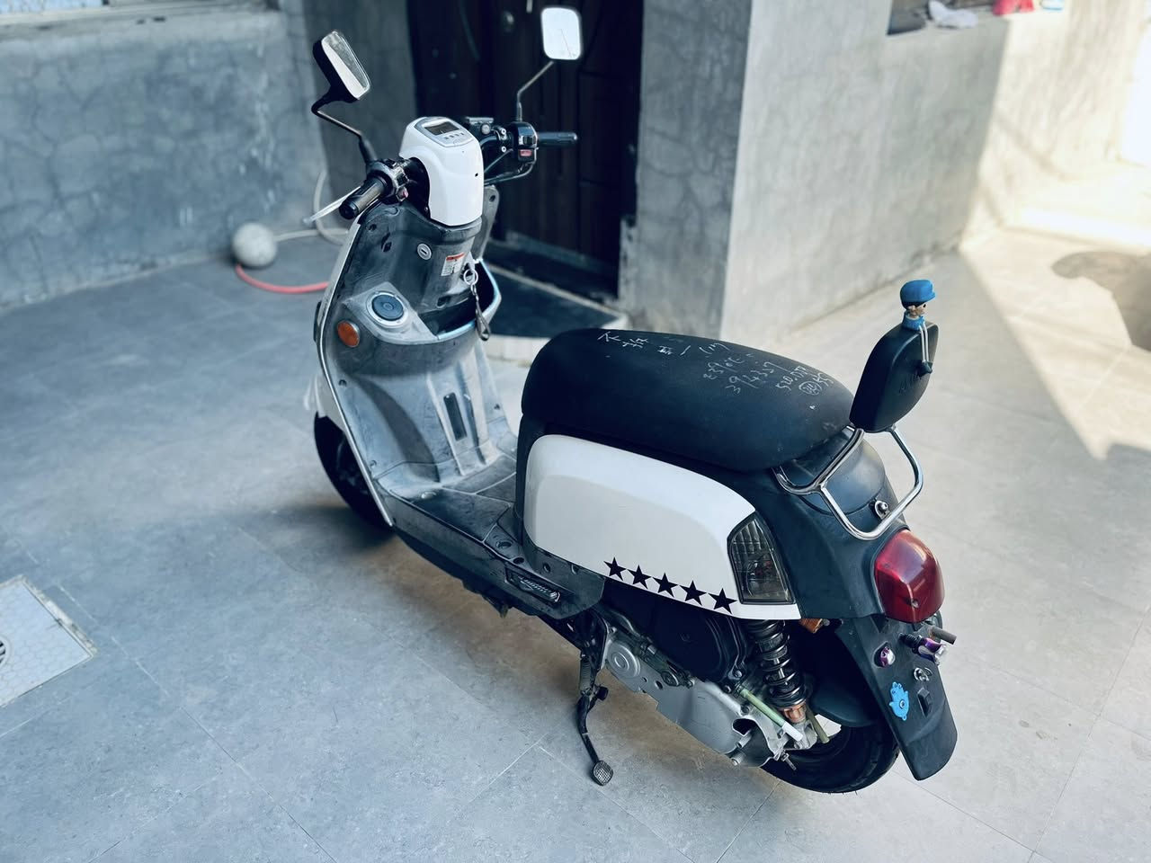 بوليس  نوزل للبيع او مراوس بعدله
كفاله49 بس كلج الخلفي تعبان 
***********
