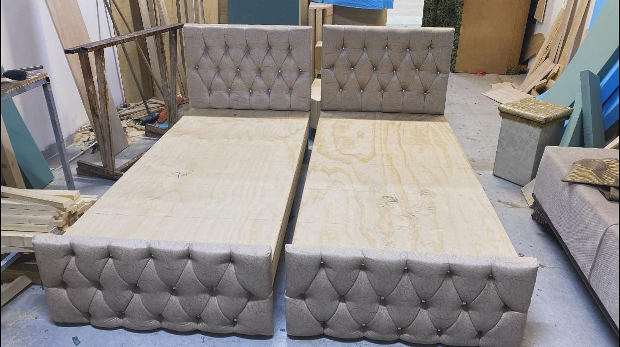 #بسعر مغري وتنافسي

� تخت عراقي للبيع مباشر من المعمل 📢 

✅ صناعة محلية متينة وبجودة عالية
✅ خشب قوي ومدعّم، يتحمل أوزان ثقيلة
✅ ظهر مبطن بألوان وأقمشة عصرية (اختيار حسب الطلب)
✅ أرجل خشب صلبة وثابتة عدد 6 ارجل

⚒️ متوفر قياسات وألوان حسب رغبتكم
🚚 خدمة توصيل متوفرة

📞 للاستفسار والطلب:اتصال او واتساب 
***********

***********

***********
