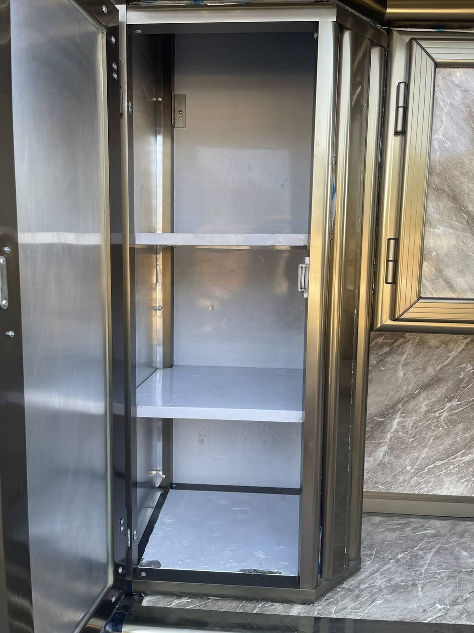 كاونتر مستعمل شي قليل حطاطه موو سوكي قياسه مترين ونص نضيف كلش مبي أي عيب مكانه تكريت شارع الزهور للاستفسار ***********
