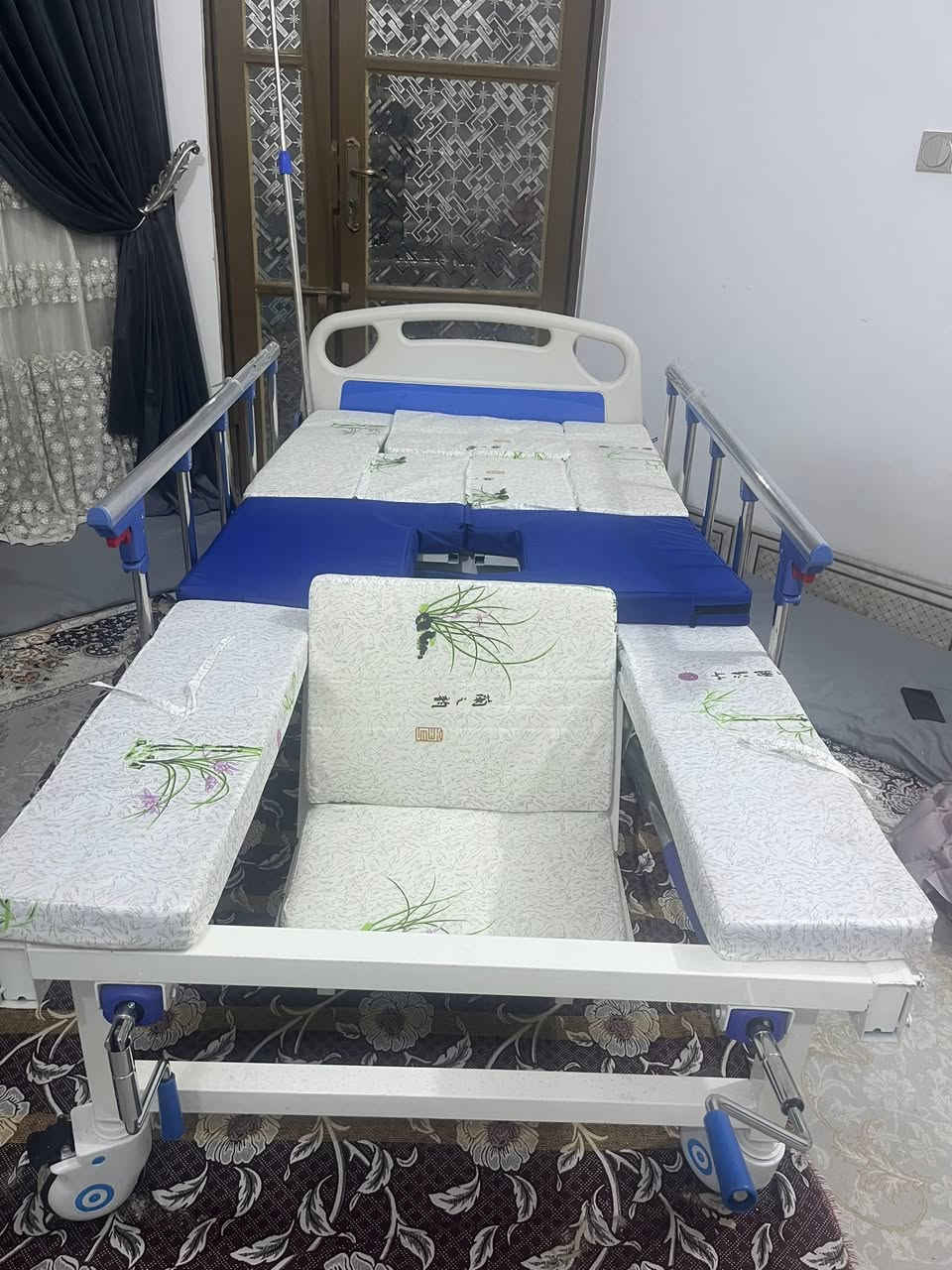 السلام عليكم 
‎سرير طبي متكامل ٧ حركات يشمل : 
‎✅ فراش طبي 
‎✅ رفع الضهر 
‎✅ رفع او تنزيل الارجل 
‎✅ تقليب المريض يمين او يسار 
‎✅ ستاند مغذي 
‎✅ طبلة طعام خشبية 
‎✅ حواجز جانبية لمنع السقوط 
‎✅ سطل قضاء الحاجة ‎
زائد فراش تقرحات طبي 
من فوائده انه يقي المريض من قرحة الفراش ✅
يعمل لفسح المجال الأوكسجين بالمرور تحت جسم المريض✅
يمنع وبصوره نهائية البكتريا من التمكن من جسم المريض✅
  السعر ٤٥٠الف 
‏***********
