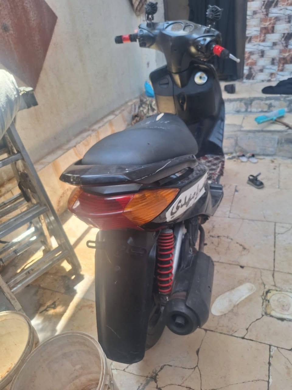 🏍️ للبيع دراجة سكنس ياباني (نثية) 🇯🇵
الدراجة بحالة ممتازة ومحافظ عليها، وتعتبر فرصة للي يدور النظافة والقوة! 💪

​📝 المواصفات والمميزات:

​المحرك: مكفول، برغي ما مفتوح بي (شغل نظيف). 
✅ ​الكهربائيات: كل شي بيها شغال تمام. 
💡 ​الحالة العامة: دراجة تخبل وسريعة، وعناية خاصة بنظافتها. ✨ 

​⚠️ ملاحظات بسيطة:

​الكفرات مصبوغة باللون الأسود. 🖤 ​
كيج السرعة يحتاج تصليح (عاطل). 🛠️ ​
كيج البانزين شغال 100%. ⛽ 

​💰 السعر: 600 ألف دينار عراقي، وبيها مجال قليل للطيبين (للشراي). 🤝

​📍 الموقع: كربلاء - حي الحر. 🚩

📞 للاستفسار والاتصال: ***********
