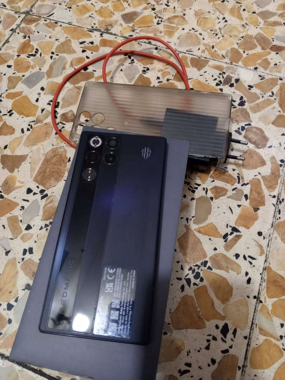 السلام عليكم ريد مجك 11 نضيف السعر 950 وبي مجال حك الجية العنوان بغداد رقم ***********
