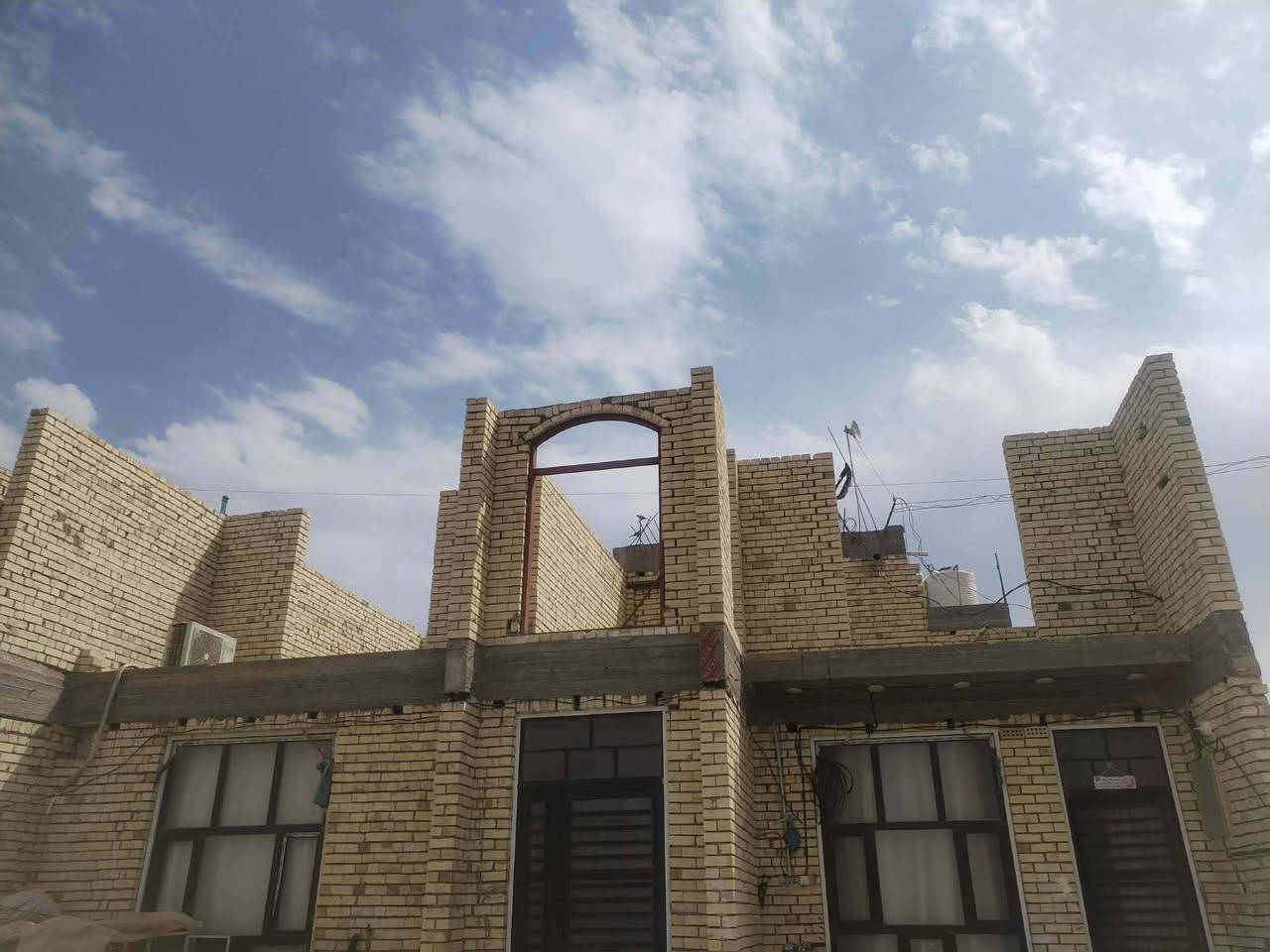 السلام عليكم
دار للبيع المساحه 360 طابو زراعي سند 25 
يتكون من غرف عدد 2 وصاله كبيره 
ومطبخ حار وبارد مع إستقبال كبير 
ومجمع صحيات داخليه وخارجيه وحديقه واسعه 
وكراج كبير علما أن الدار يتكون من طابقين الطابق الثاني هيكل ويتوفر جميع الخدمات ماء. كهرباء. مجاري. المكان حي الحوراء قرب حسينيه عبد الاخضير. 
الاستفسار. ***********. ***********.

