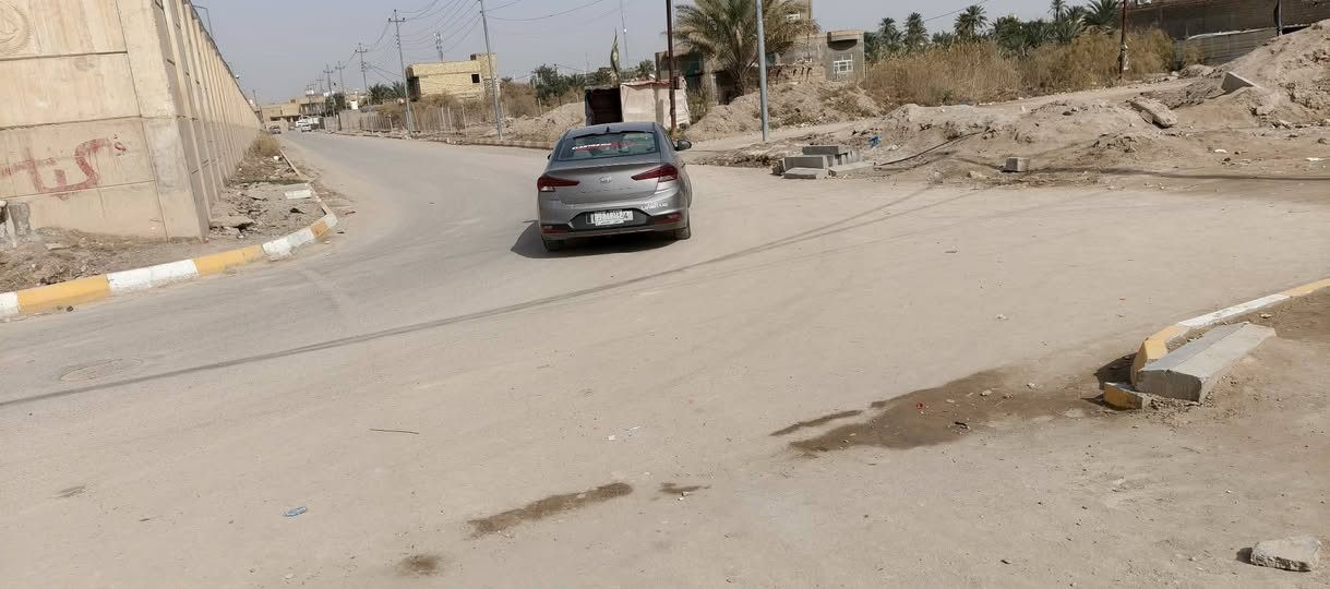 بيت مساحه 185 زراعي 
يحتوي على غرفتين وصاله ومطبخ وصحيات واستقبال 
الصاله عوزه ابياض،والاستقبال ما كامل السعر 100وبي مجال،البناء بلوك، مكانة بظهر المستشفى التركي مباشرةً اذا تاخذها قطعة تستفاد موقعها على شارعين رئسي تبليط وشارع فرعي كافة الخدمات ماء كهرباء وسحب..
للاستفسار الاتصال على الرقم ***********
