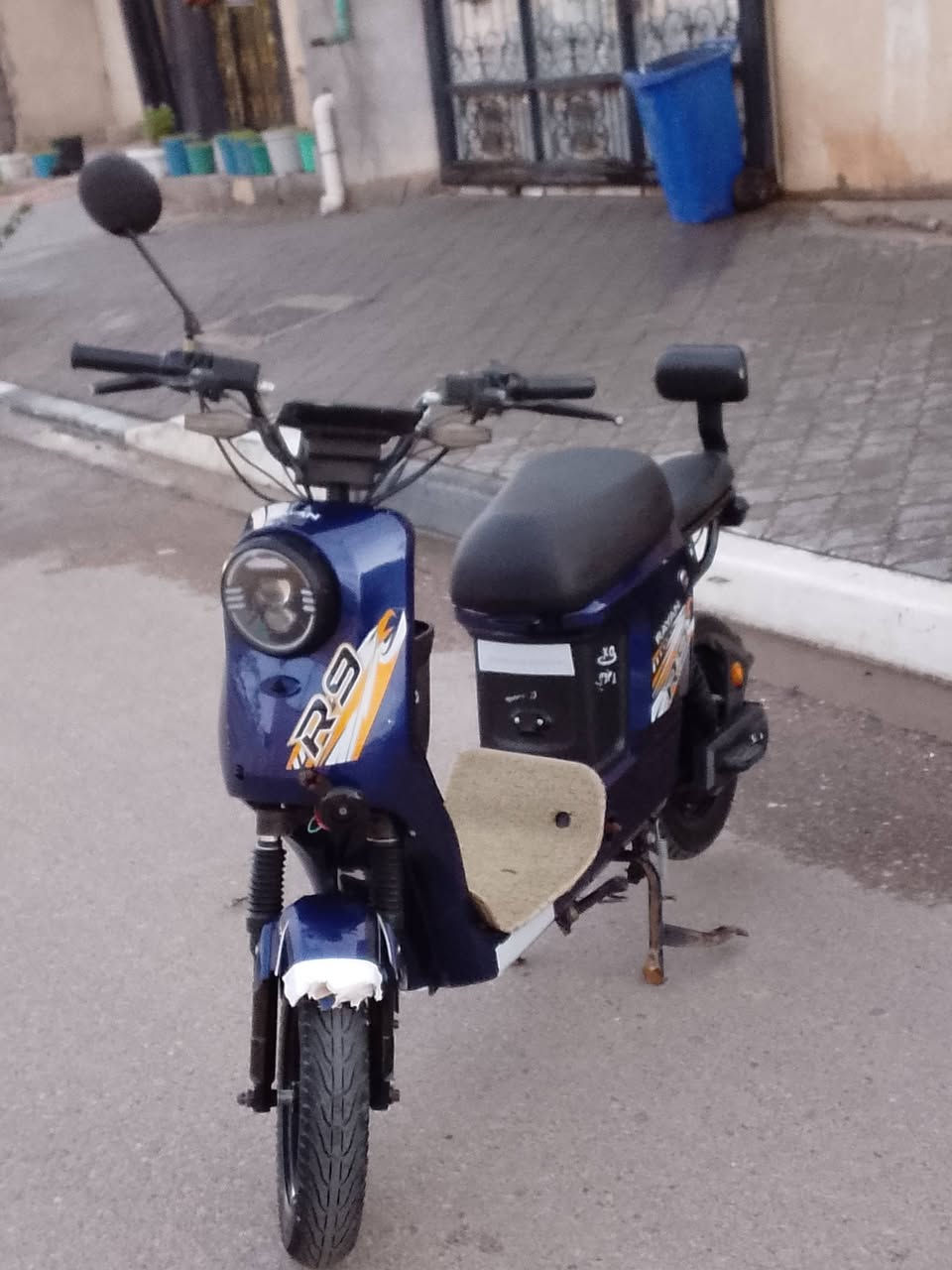 سلام عليكم دراجه ار9 ريان مديل 2025 كاهربائيات شغاله دراجه مابيها اي نقص اشاير نضام رجوع للخلف سرعه حقيقي كلشي بيها حقيقي بطاريات سود الماكس بيهاا بس شخوط واضحات بل صور  بيها سويجين وبصمتين السعر450 وبيها مجال للشراي راسلني ويصير خير هاذ رقمي *********** مكاني بصره زبير
