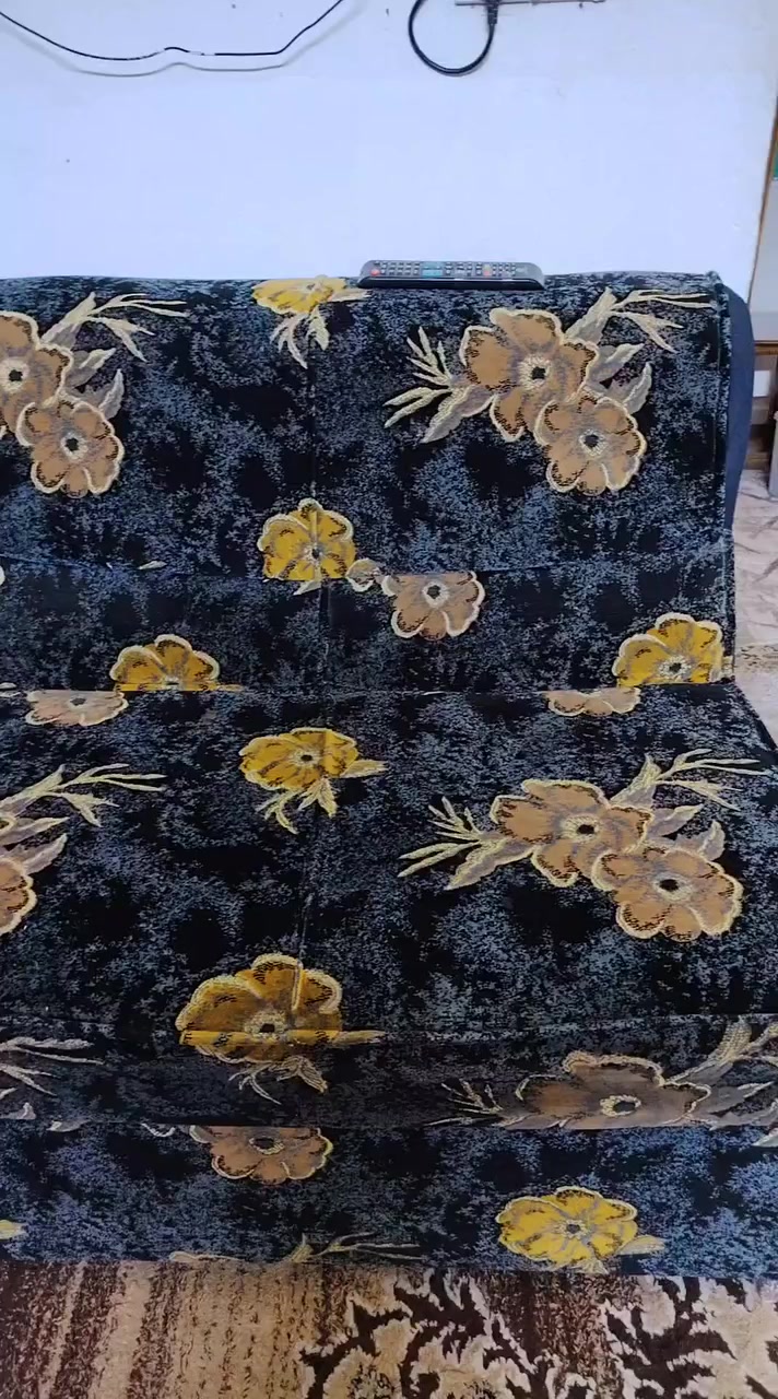 ديوان مكون من خمس قطع للبيع ٢قنفه كبيره ووحده مال نفرين وكرسي نفر ومثلثبسعر جدا مناسب للاستفسار الاتصال على ***********
