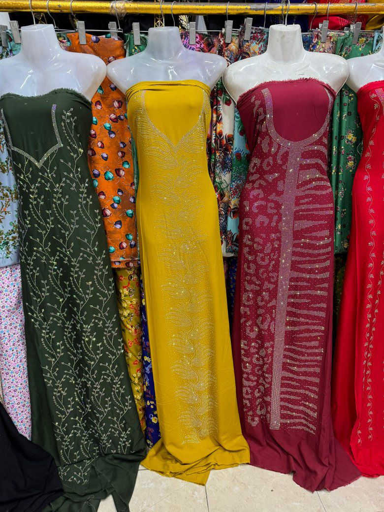 نقشات الطوال لون واحد
صارت سعره فقط 14.000 
كرستال الأصلي شرط القساله 
قطع راهي يتفصل كلوش ودبل كلوش 
توصلي ويانه خاص مجمع اقمشه ‏‪***********‬‏ @إشارة
