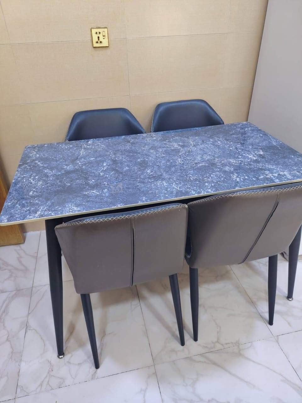 ميز طعام تركي ٤,كراسي اخو الجديد نظيف 150000بعقوبة نزلة الحمام ***********
