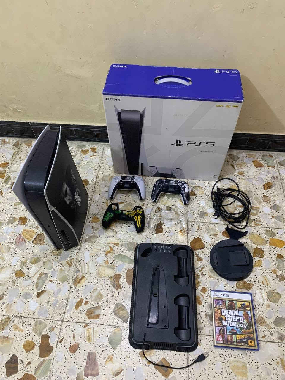 بلي فايف للبيع مع عدد يدات 2  وقرص gta 5  واغلفه يدات عدد 2 ومروحة وقاعدة شحن يدات السعر 600 الف قفل قفل  العنوان بغداد الزعفرانية الربيع رقم الهاتف ***********
