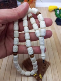 عظم جمل • نقش يدوي • ٣٣ خرزة