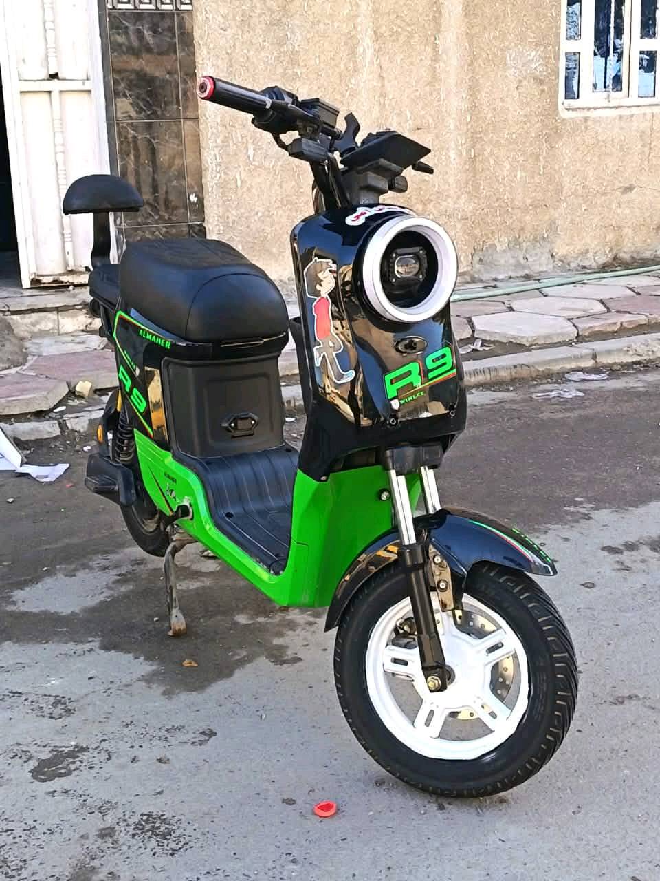 سلام عليكم درجه r9 موصفات دراجه كامله سرعه 109 بيه بلوتوث دبل اشاره 4كير لد عالي ناصي اشاير يمنه يسره هوه نضم R ملف1800 بطاريات عدد 5 بيه تزويد خفيف السعر 450وبي مجال  مكان بغداد حي جميلة فلكة 83 رقم هاتف***********بيه واتساب حبيبي درجه مزوده تعال واتساب ودزلك فيديواهته