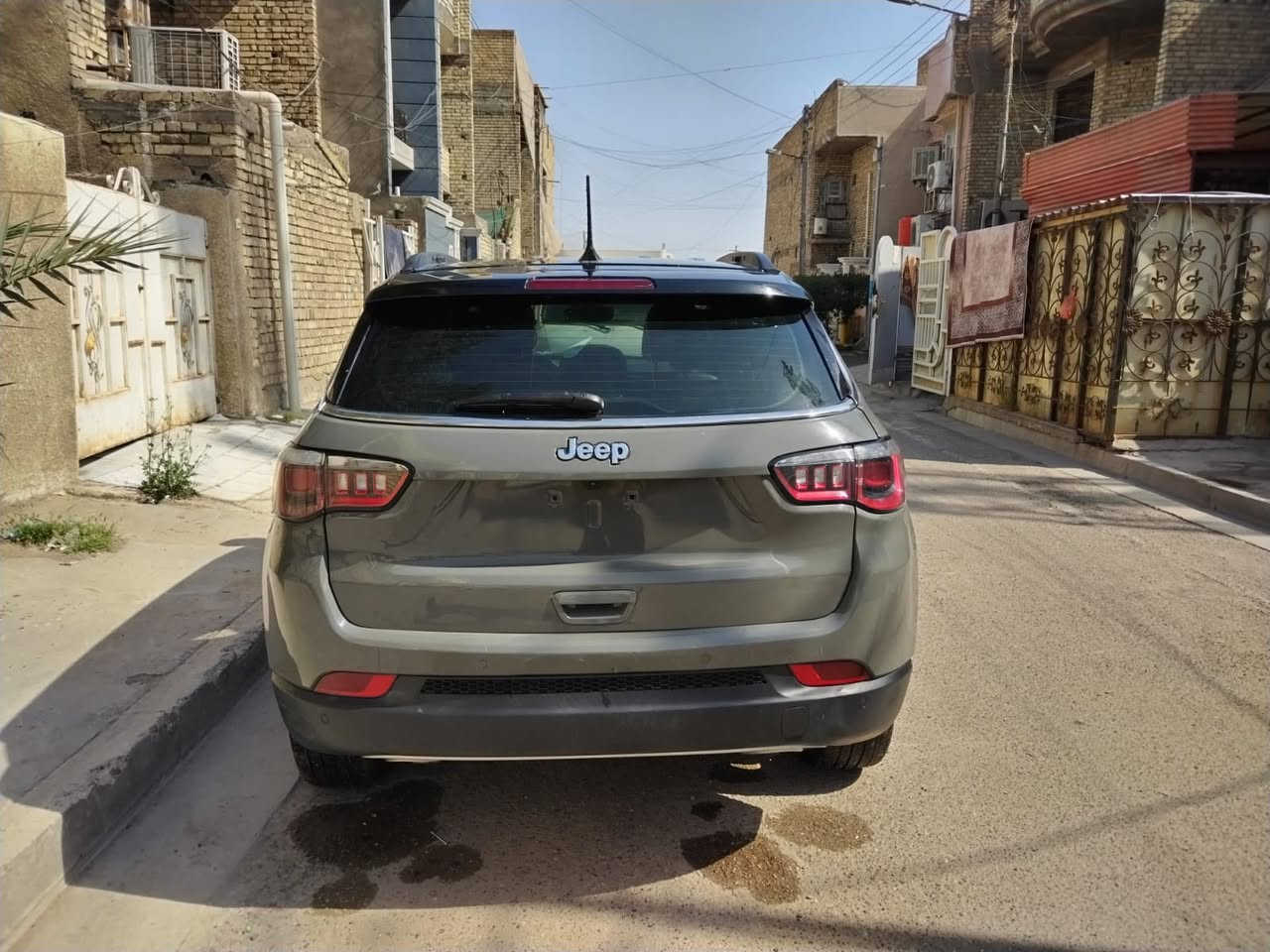 السلام عليكم للبيع جيب كومبارس موديل 2023 وارد أمريكي فول مواصفات بصمة كراسي جلد وكهرباء تو كلر باقي مواصفاتها معروفة بيها صبغ جاملغ خلفي ونص باب خلف السائق وباب الجنطة موضحة بل صور ورقم الشاصي مرفق السيارة بدون رقم فقط الفحص مؤقت مكانها بغداد السعر 140$ للاستفسار (***********)
