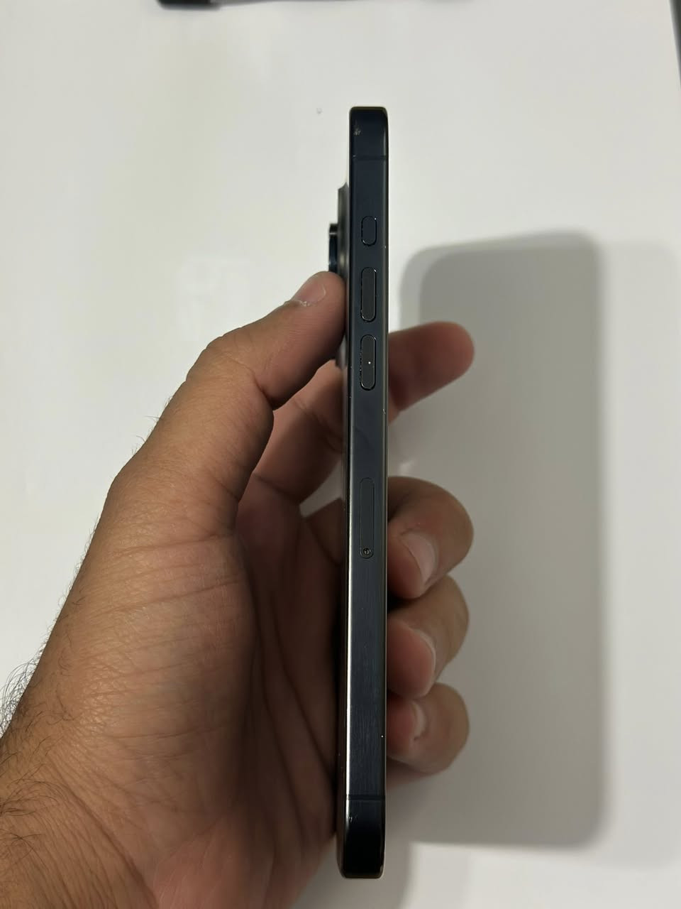 ايفون ١٥ برو ماكس
ذ٢٥٦ 
بطاريه ٨٩ 
عربي شرق اوسط ماستر جهاز باكيته وياه 
بي شخوط بل شاشه موضحه بل صوره 
وضهر من جوه شويه طالع لا غير 
سعره ٩٣٥و مجال بسيط جدا للشري 
مكاني بغداد السيديه 
***********
