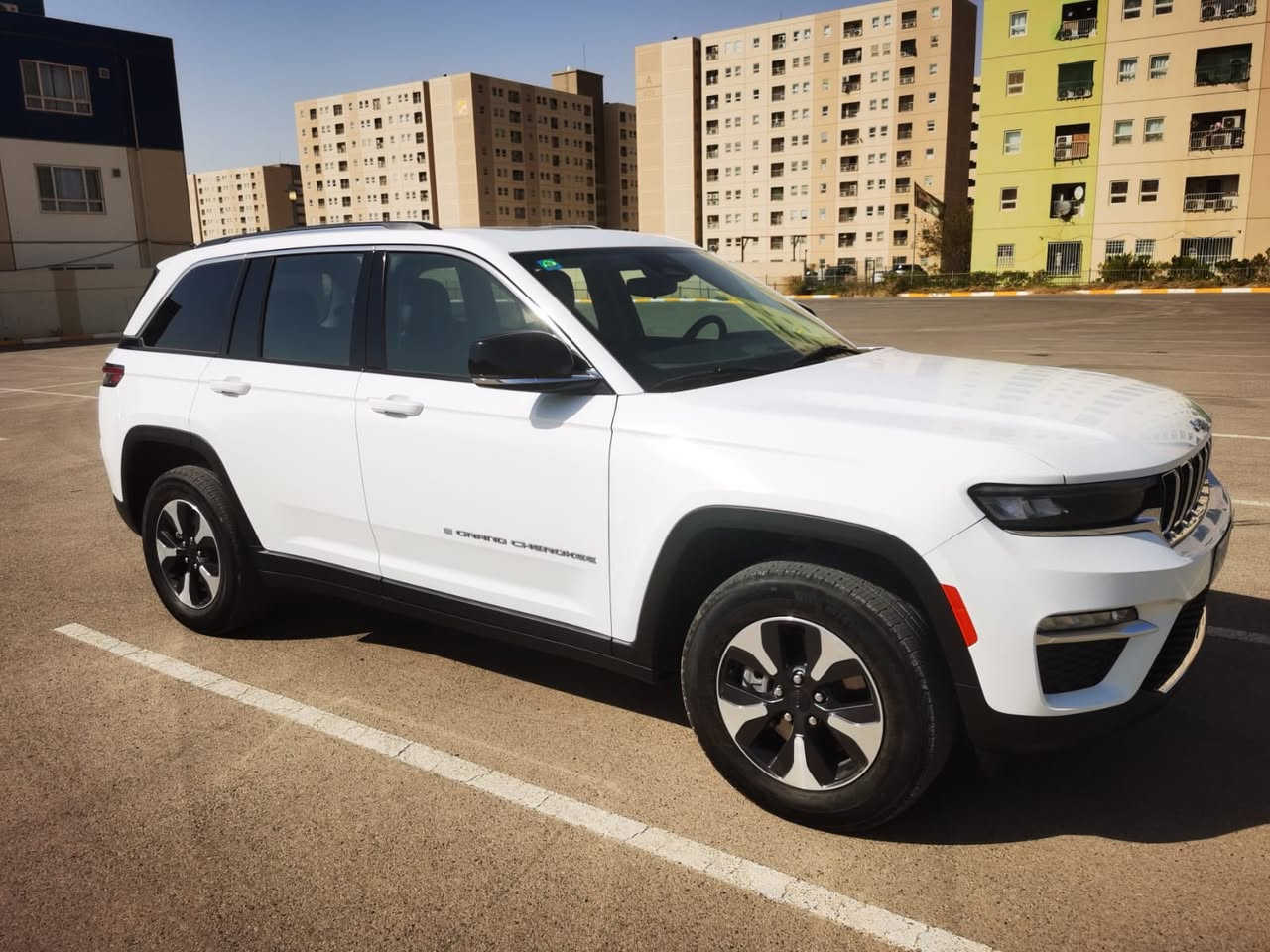 السلام عليكم

جيب كراند شيروكي لمتد هايبرد بلك ان

وارد امريكي فول بدون ايرباك  

السياره حادثها موضح بلصوره ضربة بسيطة كلش 

الباب خلف السائق الباقي مكفول 

‏ Grand Cherokee limited 4Xe 2024 2.0L 

رقم بغداد بسمي تحويل ثاني يوم 

ماشية 45.000 ألف ميل 

🟫 حجم المحرك ٢٠٠٠ تيربو جارج ٣٧٥ حصان مع محرك الكهرباء  

نظام الشحن : الشحنة الوحدة تمشيك ٤٥ كيلو بدون بانزين نهائيا يعني بالداخل متحتاج بانزين بس اشحن كهرباء  

  محرك تيربو + هايبرد + بلك ان 

🔴 حساسات خلفية

🔴 ‏‎حساسات جانبيه بالمري

🔴 خمسة راكب 

🔴 رادار 360 درجة 

🔴  تحديد مسار   

🔴  تبريد قطعتين 

🔴 ثلاث انضمة قيادة 

🔴 بانوراما 

🔴 دفع رباعي. 

🔴 كير ماوس مع وضعيات القياده المختلفه للجبال والطرق الوعره والرمال والطين

🔴 شفتات ستيرن 

🔴 هاند بريك بصمه 

🔴 ️مقود جلد + تدفئة 

🔴 شفتات ستيرن

مواصفات 

1️⃣ لايتات لد 

2️⃣ هيترات في الكشن 

3️⃣ شاشات عدد3 

4️⃣ كراسي خزن ميموري  

5️⃣ سستم صوت ALPINEو دمام خلفي بلادي 

6️⃣ تشغيل عن بعد

7️⃣ نظام محاكاة العجلة الذكي 

8️⃣ نظام ملاحة 

9️⃣ نظام قيادة ذاتية بريك امامي خلفي اوتو (توقف ذاتي 

السعر 34.500  ألف دولار بية مجال بسيط 

مكاني شارع فلسطين 

رقم الهاتف ***********
