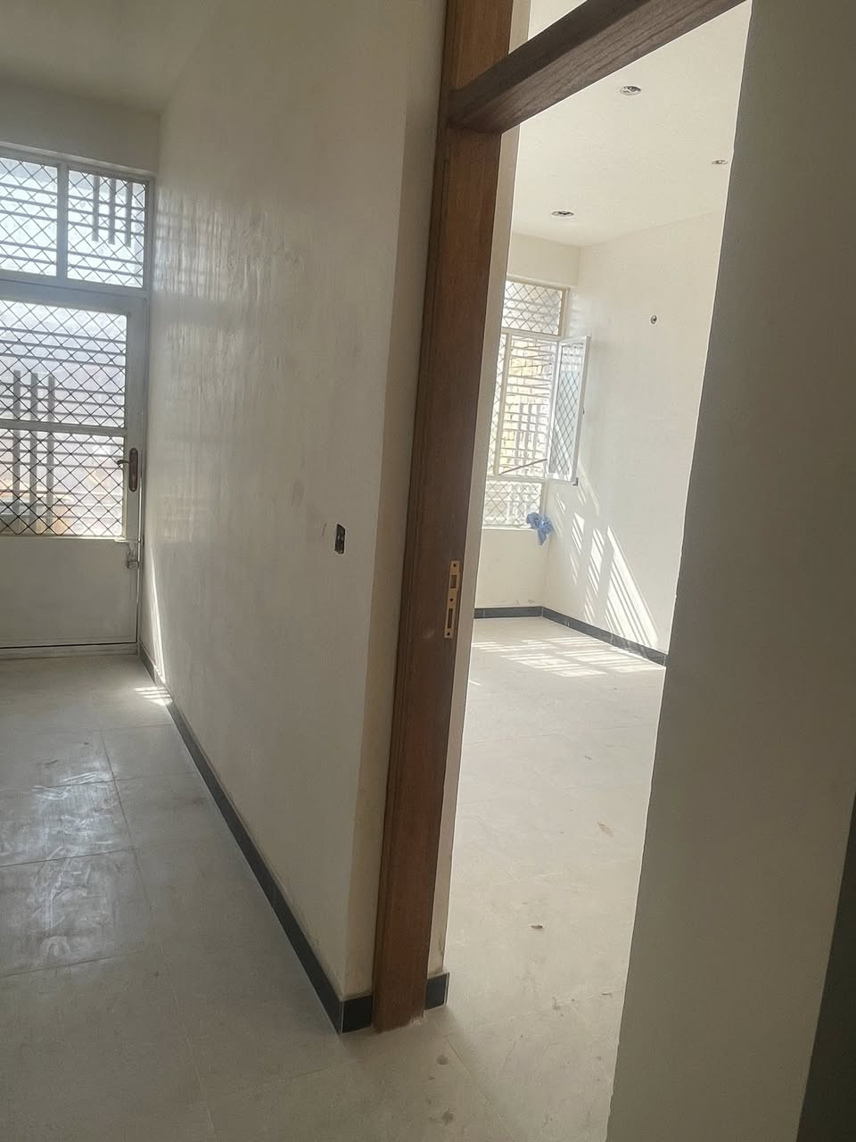 السلام عليكم بيت 100 متر سند 25 بي قرار محكمه كامل بناء جديد ممسكون الكرغوليه مقابيل ماركت الهدى متكون طابق ونصف غرفة نوّم بالطابق الأرضي وغرفة نوم بالطابق الثاني وثلاثة حمامات ***********
