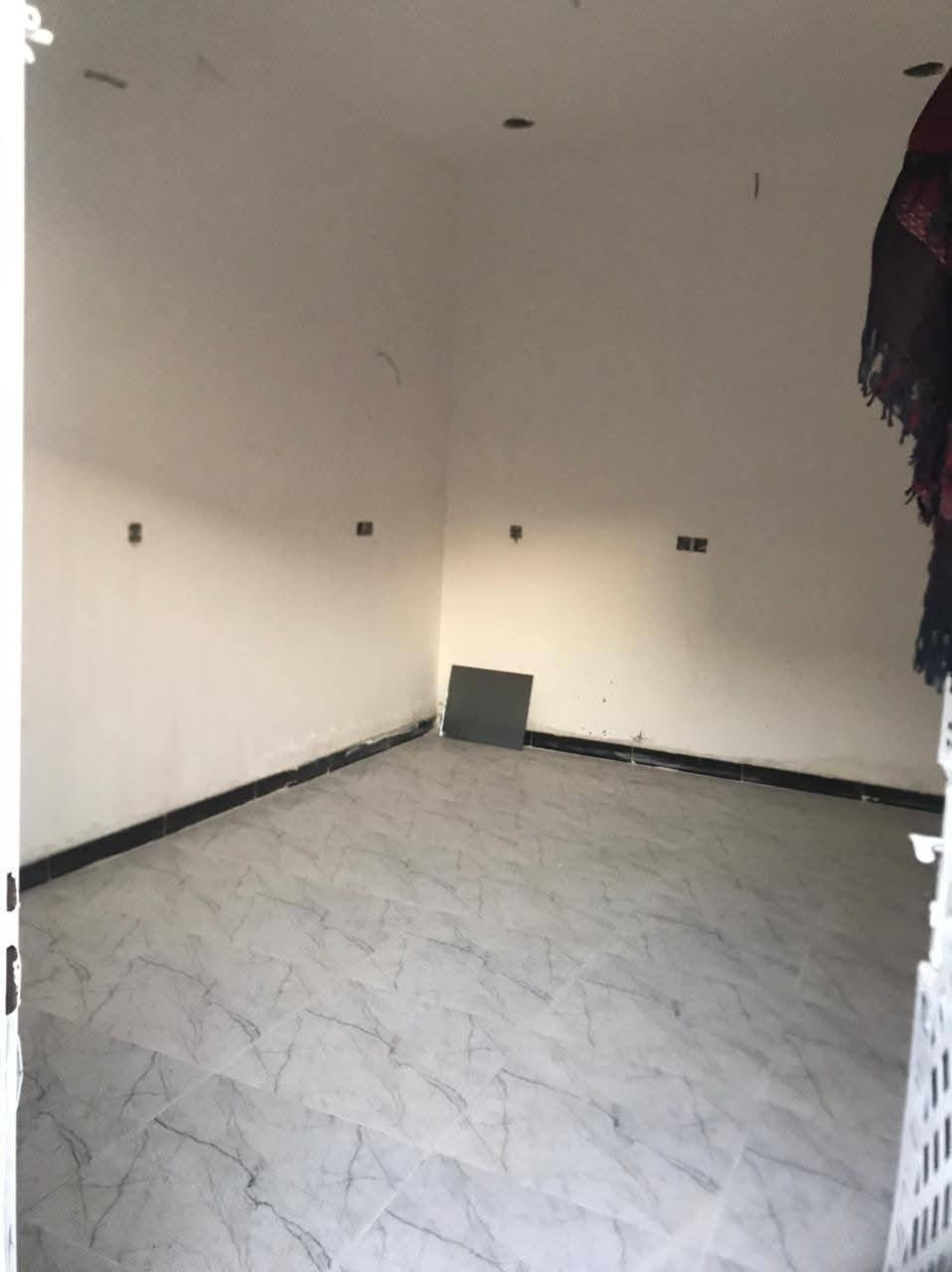 بسم الله الرحمن الرحيم
#للبيع #للبيع  
دار حديثة طابق ونصف للبيع 
طابو زراعي.. مساحة البيت ١٠٠ م .. يحتوي الطابق الأرضي ع استقبال ومطبخ حار وبارد حولي .. غرفة نوم حمام وتواليت داخلي ومغاسل وتواليت خارجي .. الطابق العلوي غرفة نوم كبير وبيتونة وبالكونة .. البيت زيرو هسة طلعوا العمال .. 
جاهز للسكن .. العنوان كرغولية قرب صالون ام بنين
للإستفسار الاتصال على الرقم ***********
