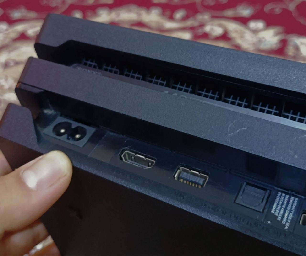 بليستيشن  برو اون لاين نظيف جداً وأخو الجديد للبيع 🎮🔥

سلام عليكم شباب عندي بلي 4 برو مستعمل نظيف جداً وشبه جديد للبيع ومواصفاته :
✅ الذاكرة: 1 تيرا (1000 Gb).
✅ النظافة: الجهاز أخو الجديد ما مفتوح ولا مصلح نهائياً (ستيكر الشركة بعده عليه) وما بيه أي مشاكل أو حرارة أو صوت مروحة شغال مثل الورد.
 (وهذا فرق البرو عن السلم والعادي باختصار)
أقوى بمرتين: معالجه أقوى يعني الألعاب تشتغل بسلاسة أعلى وبدون أي تقطيع
يدعم الـ 4K: يعطيك دقة گرافيكس أصلية وعالية جداً وتفاصيل واضحة باللعب مقارنة بالبقية.
أداء أسرع (Boost Mode): نظام تسريع خاص يخلي الألعاب تفتح وتحمل عندك بشكل أسرع.
✅ الملحقات: جويستك (يد تحكم)  عدد 1 + وايراته كاملة.
✅ الألعاب (أقراص أصلية)
 1- لعبة   Resident Evil 2 Remake
 2- لعبة Dragon Age: Inquisition 

السعر: 340 الف دينار وي الاقراص 325 بدون الاقراص (وقابل للتفاوض للشراي فقط).
التحديث 13.02

🔺ويوجد يو بي اس 

((UPS-850VA)) 
35 سعرة 

📍 الموقع: [ميسان/حي القاهرة الثانية]
بس المتأكد ويريد جهاز نظيف ومضمون ومميز يتصل ***********
