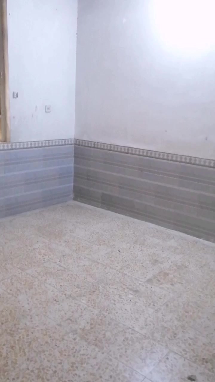 بيت للايجار في كربلاء الحسينية الجريه قريب من الشارع الرئيسي سايدين ومدارس ابتدائي ومتوسط وثانوي وقرب معاهد تعليم دروس وقريب من سوك وا مجمعات عيادات طب خط باب اطويريج مستمر كل الخدمات متوفره للإستفسار *********** او *********** صاحب البيت مساحه ١٥٠ متر منطقة سكنية
