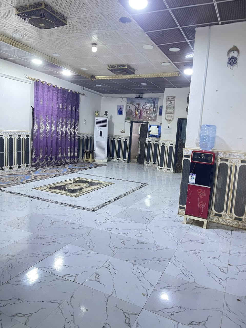 السلام عليكم للبيع بيت مساحة 275
تصميمة كلش حلو  الخريطة تصميم مهندس 
متكون من
ديوان + 3 غرف نوف + حمام داخل غرفة النوم + مطبخ + حمام داخلي + حمامات 2 خارجيات وحديقة + مخزن صغير
تجاوز غيررررررررر مشمول بالإزالة خلصت النرجس منه 
 / العنوان الزبير مدرسة قتال مقابل جامع المصطفى 
السعر 28 وبية مجال بسيط
للتواصل ‭ 0788 008 9030
