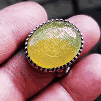 اللهم صل على محمد وآل محمد عقيق يماني اصفر منقوش بالوسط الاستغفار والداير الايه المباركه 
وبشر المخبتين الذين إذا ذكر الله وجلت قلوبهم والصابرين على ما أصابهم والمقيمي الصلاة ومما رزقناهم ينفقون
نقش النقاش حميدالموسوي
صياغه علي عنوز
*********** 
***********
