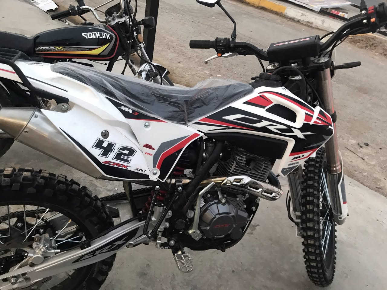 السلام عليكم دراجه قفاز CRX مكينه 300 دراجه زيرو ماماشيه  مديل 2026 باب الاوال  سعر مليون 950 وبيهه مجال بسيط اخويه العزيز المنشور اذا مايعجبك اعبره فدوه الوجك مكان ديالى بلدروز مامتواجد على نت ***********
