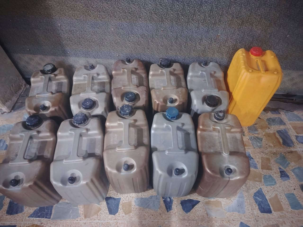 ✨ توثيق | السبت الموافق ٢٤ / ١ / ٢٠٢٦ ✨
❄️ نظراً لموجة البرد الشديدة التي نعيشها هذه الأيام،
ومن أجل إدخال الدفء إلى بيوت المتعففين والأيتام،
مكّننا الله ووفّقنا بفضله 🤲
🛢️ إيصال تبرع أحد المحسنين
بكمية ٤٠٠ لتر من النفط الأبيض
تم توزيعها على ٢٣ عائلة محتاجة
🏠🔥 دفءٌ وصل إلى قلوبٍ أنهكها الشتاء،
ودعوةٌ صادقة خرجت من أفواهٍ لا تملك إلا الدعاء.
🤍 جزى الله المحسن خير الجزاء،
وجعل هذا العطاء في ميزان حسناته.
✨ #توثيق
✨ #شتاء_دافئ
✨ #جبر_الخواطر
✨ #الأيتام
✨ #المتعففين
✨ #النفط_الأبيض
#سفراءالخواطر اياديكم لمن لا تصله الأيادي وجسركم لمن انقطعت به السبل ودليلكم لمن لا دليل له...
ارقامنا *********** / ***********
حساب الماستر وسوبر كي 1490236344.
