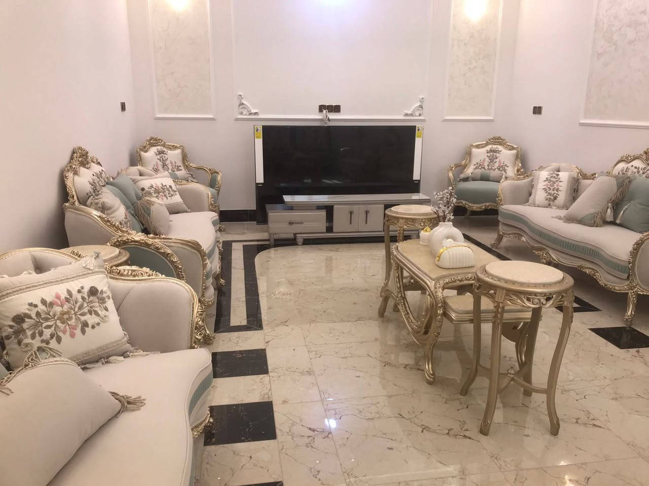 السلام عليكم ورحمة الله مكلف بالنشر 
تخم ديوان للبيع بعده نضيف 
ستفسار صاحب الرقم 
***********
