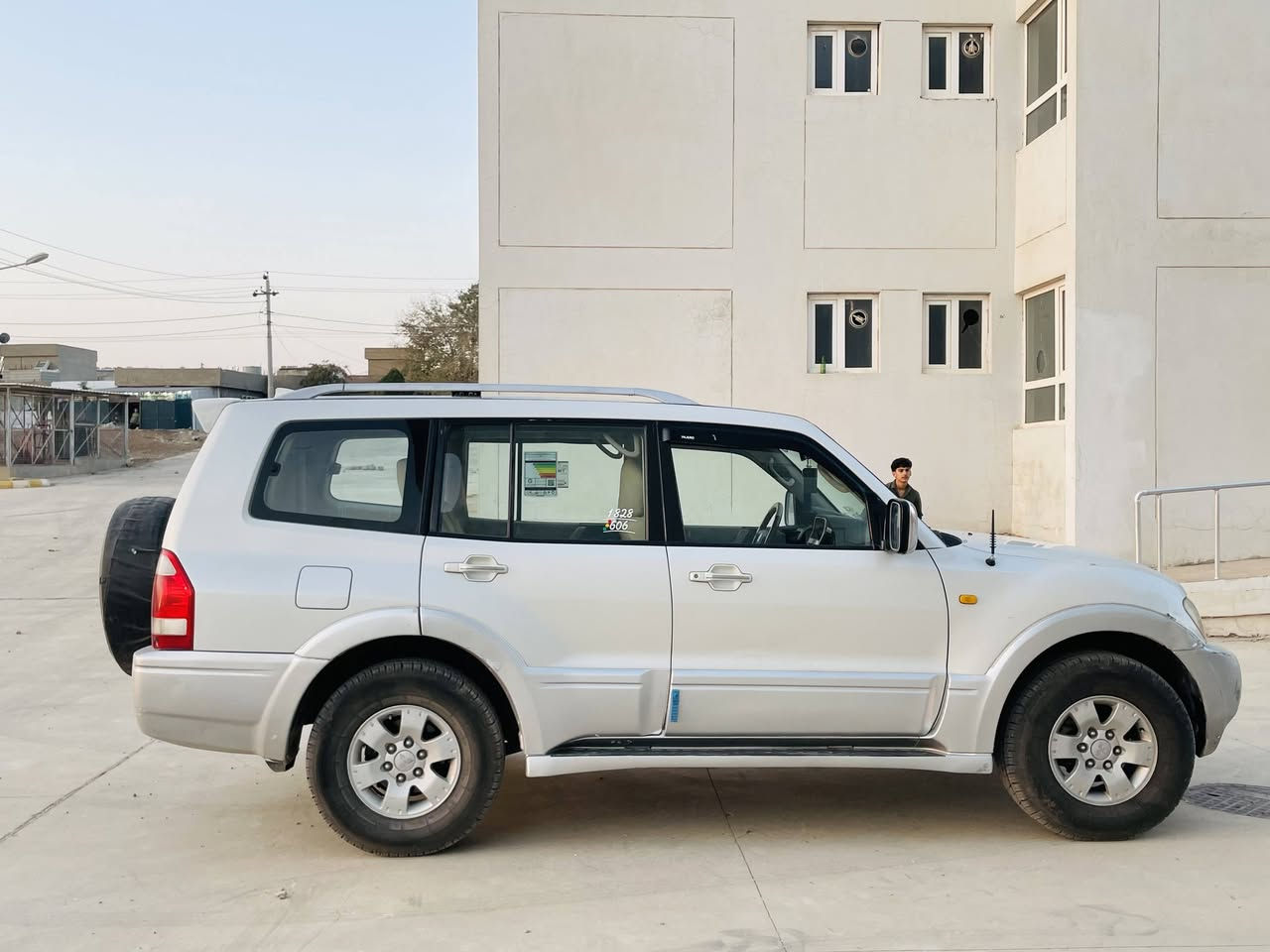 🚗 باجيرو 2006 للبيع (نظافة تامة)
​المواصفات:
​✅ المحرك: 3000cc (بشرط الفحص).
​✅ الكير والمحرك: بشرط وبدون أي نقص.
​✅ الغرفة: 3 قطع (ثلاثة صفوف كراسي).
​✅ التبريد: مركزي.
​✅ الإطارات: 4 إطارات جديدة (لووك).
​✅ السنوية: مجددة لغاية عام 2029.
​حالة البودي:
​السيارة دعامي ل دقامي بشرط، فقط "جاملغ" (رفرف) جهة السائق صبغ، الباقي كفالة.
​📍 الموقع: چمچمال
💰 السعر: 100 ورقة وبيه مجال بسيط.
​للتواصل:
📞 *********** | ***********
