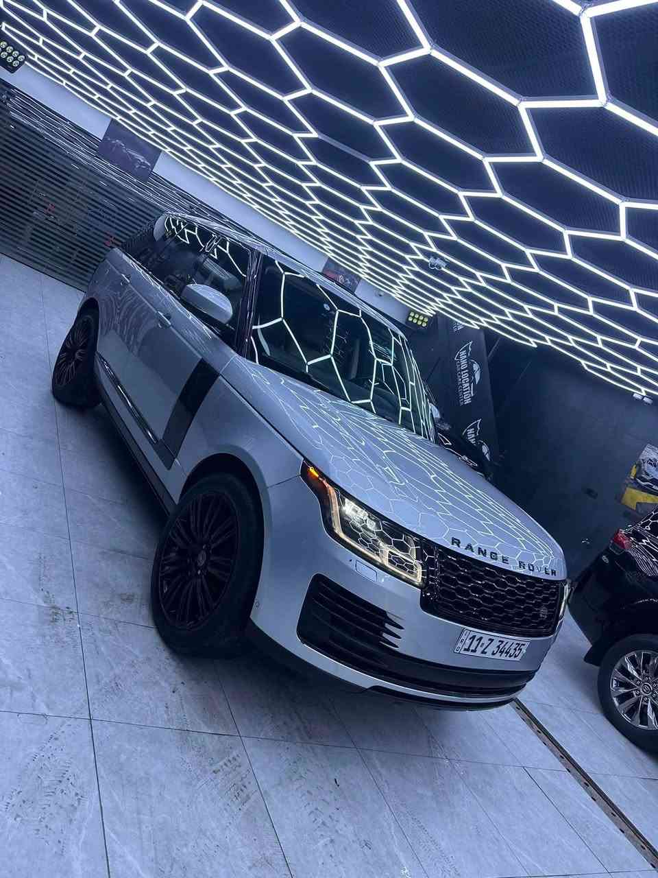 � للبيع | Range Rover Vogue HSE P400 | موديل 2020

للبيع رانج روفر فوج HSE P400 موديل 2020

▫️الممشى: 80,000 كم
▫️المحرك: 6 سلندر P400 (400 حصان) مع نظام 48V Mild Hybrid
▫️القير: أوتوماتيك 8 سرعات
▫️الدفع: رباعي دائم (4WD)
▫️الوارد: أمريكي

المواصفات:

✅ بانوراما
✅ كاميرات 360°
✅ حساسات أمامية وخلفية
✅ تشغيل ودخول ذكي (Keyless)
✅ تشغيل بصمة
✅ مقاعد جلد كهربائية مع ذاكرة
✅ تبريد وتسخين للمقاعد الأمامية
✅ تدفئة للمقود
✅ تعليق هوائي
✅ شاشة كبيرة + نظام ملاحة
✅ جنوط أصلية 22 إنش

الصيانة والحالة:

✔️ صيانة دورية منتظمة
✔️ السيارة نظيفة جدًا وجاهزة للاستخدام.
✔️ لا يوجد أي Airbag مفتوح
✔️السعر 43,500$ قابل للتفاوض 
✔️العنوان بغداد للتواصل 
✔️الهاتف : ***********
