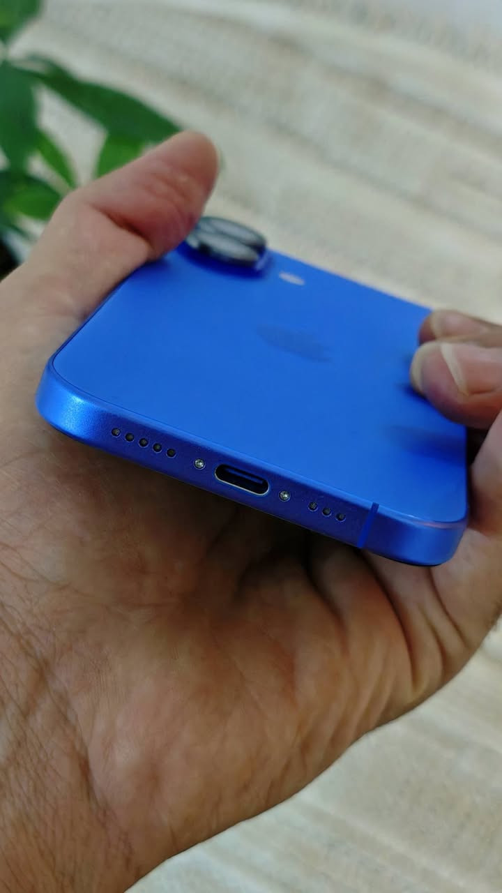 للبيع iPhone 16 لون بحري (Ultramarine) – 128GB

الجهاز نظيف جدًا، استخدام شخصي، وما بيه أي عطل أو صيانة، جاهز للفحص بأي محل.

✅ اللون البحري (Ultramarine) 
✅ سعة 128GB 
✅ صحة البطارية 95% 
✅ عدد دورات الشحن 298 فقط
✅ أول استخدام: كانون الأول 2025 ✅ 
✅ محدث إلى آخر إصدار iOS 26.3.1 
✅ الكامرات، Face ID، السماعات، الشبكة، والواي فاي كلها شغالة 100% 
✅ مع العلبة الأصلية وضمان Golden Group (وشاحن) 
✅ الجهاز نظيف جدًا وخالي من الكسور والخدوش المؤثرة

السعر: 990,000 دينار غير قابل للتفاوض بالمعقول.

متواجد على الخاص.

📍 الناصرية مركز


**إذا كنت صاحب هذا الإعلان وتريد حذفه لأي سبب، رجاءا أرسل رسالة إلى الدعم الفني**