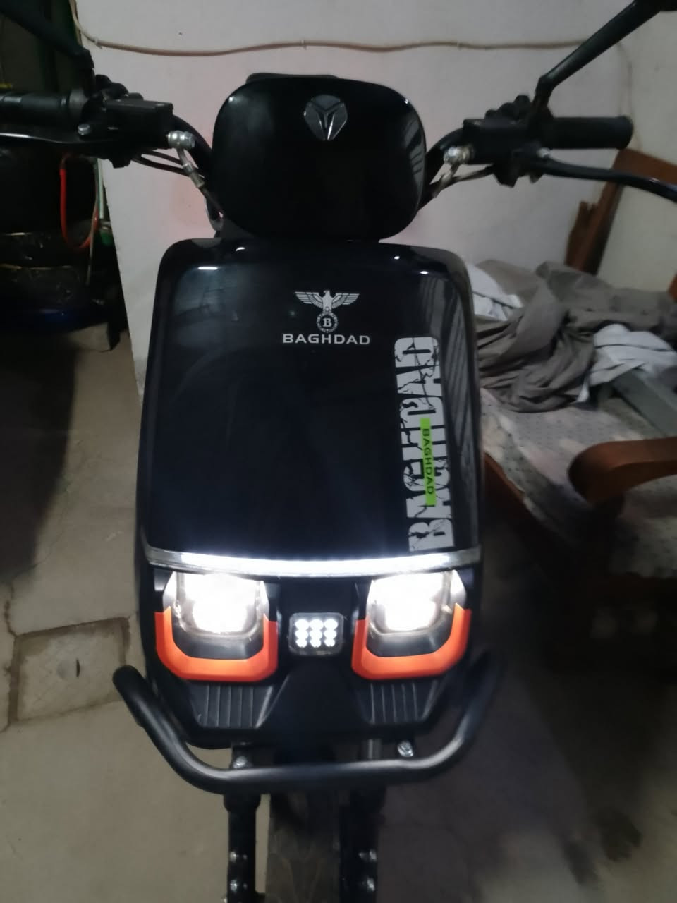 دراجه شحن ام عيون للبيع 
غنية عن تعريف 
 جديده نظافه نفس صور كلشي بيه شغال مع نسختين بصمه تشغيل عن بعد وكرت نسختين وسويج نسختين 
مع حساس سرقه 
وشحن لهاتف 
سرعته 90 لخيالي 
لحقيقي 70
3 سرع بيه مع مثبت سرعه 
R بك 
تمشي 50 كيلو متر بالشحنه لواحده 

نقص بطاريات فقط لانو بطارياته تعبانات بسبب شحنهن زاياد
سعر 700 الف وبيه مجال 
ولكل يعرف سعر هذا لمديل بالسوق شكد 
رقم لهاتف ***********
مكاني بغداد جديده بالمشتل
