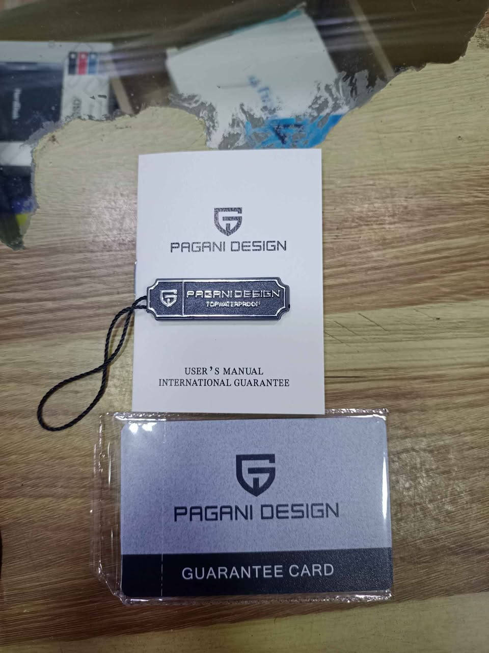 ساعة باجاني ديزاين PD-1662 هي ساعة يد ميكانيكية أوتوماتيكية للرجال طراز GMT. تشتهر هذه الساعة بتصميمها الذي يحاكي طراز "باتمان" (Batman) الشهير من رولكس، والذي يتميز بإطارها الخزفي ثنائي اللون باللونين الأسود والأزرق. 
الميزات والمواصفات:
الحركة: تعمل بحركة أوتوماتيكية يابانية SII NH34A (أو Pearl DG5833GMT في بعض الإصدارات)، وتتميز بوظيفة المنطقة الزمنية المزدوجة (GMT).
المواد: مصنوعة من الفولاذ المقاوم للصدأ بدرجة 316L، مع زجاج ياقوتي مقاوم للخدش.
مقاومة الماء: مقاومة للماء حتى عمق 100 متر (10 بار)، مما يجعلها مناسبة للسباحة والرياضات المائية السطحية، ولكن ليس للغوص.
المينا والإطار:
قطر العلبة 40 ملم. أربيل, العراق


**إذا كنت صاحب هذا الإعلان وتريد حذفه لأي سبب، رجاءا أرسل رسالة إلى الدعم الفني**