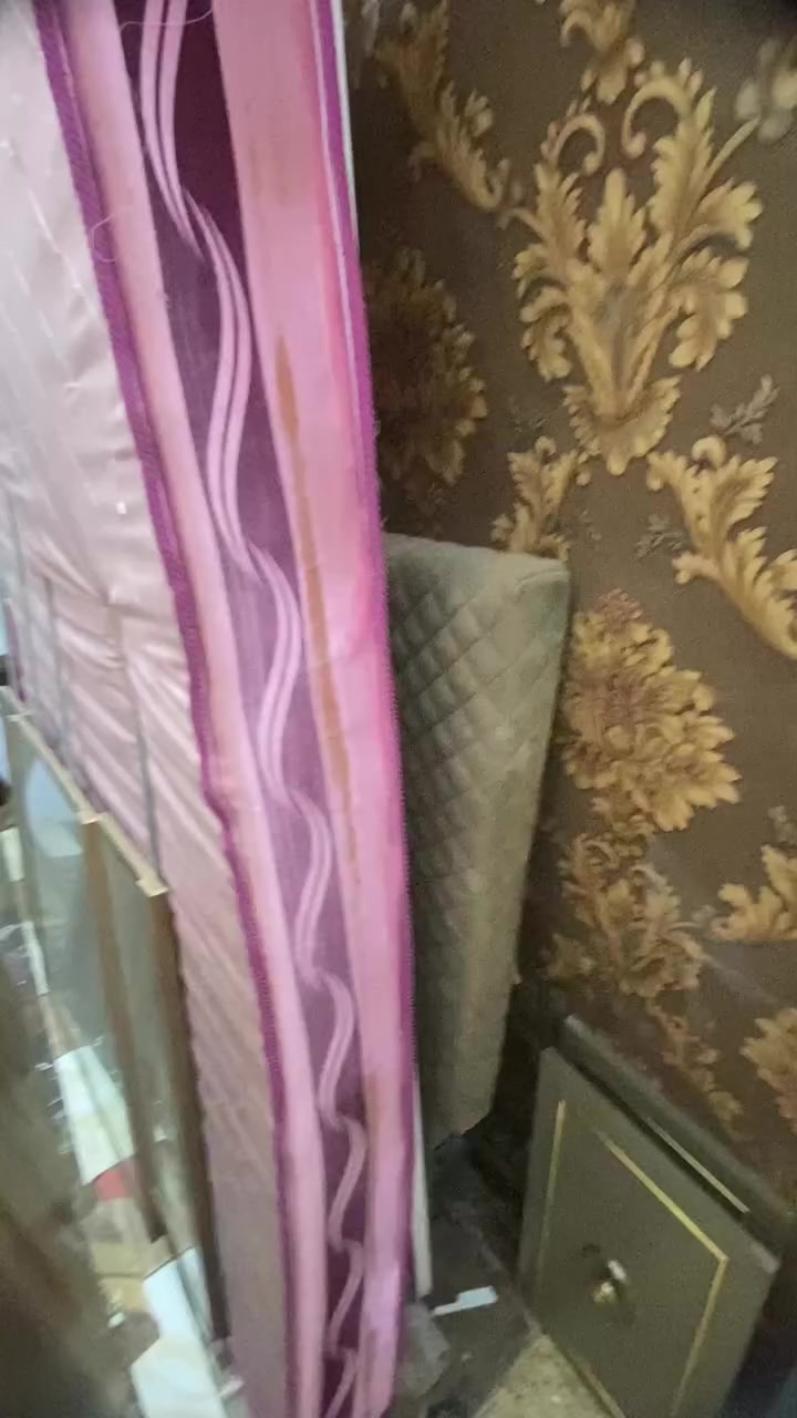 سلام عليكم غرفه نوم 8 قطع بس ميز لبلازما من جوه مكسور لباقي غرفه نضيفه حاليا مفصخه
لغرض الانتقال  سعرها 450 مكان بغداد رئاسة العبيدي 
***********
