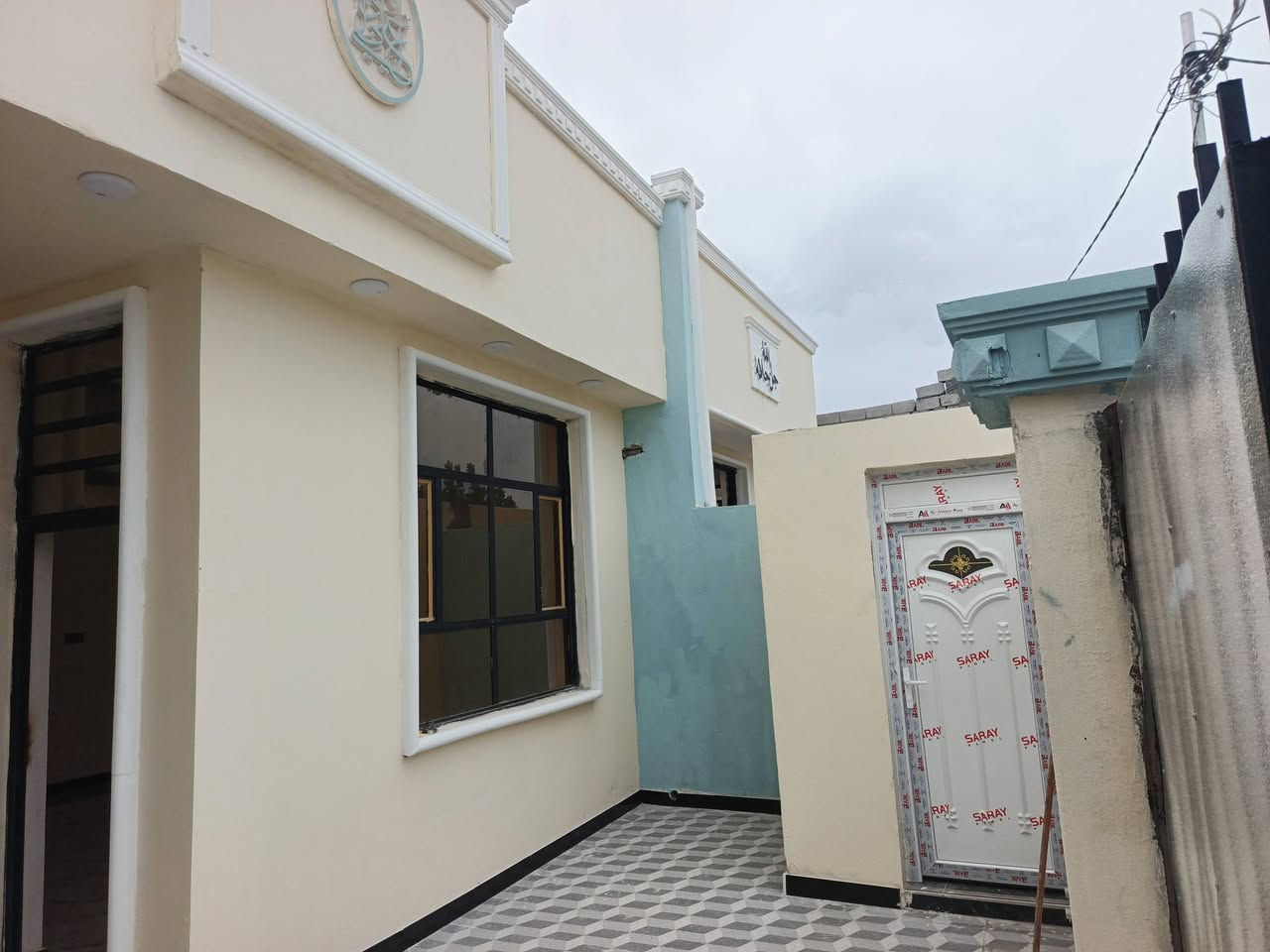 اللهم صلي على محمد وال محمد 
دار للبيع مساحة 150 متر 
كوت حي الحكيم بنزله الوائليه 
طابوب زراعي سند 25 مرقم من بلدية الكوت 
خدمات كامله ماء ومجاري قريب على شارع الصب 
بناء حديث غير مسكون جاهز لسكن 
غرفتين وهول مطبخ وصالة وصحيات 
داخليه وخارجية وكراج ومناور عدد 2 
الاستفسار اتصال او واتساب 
***********
مكتب عقارات دار واسط 
ملاحظة نستقبل جميع العروض 
في محافظة واسط
